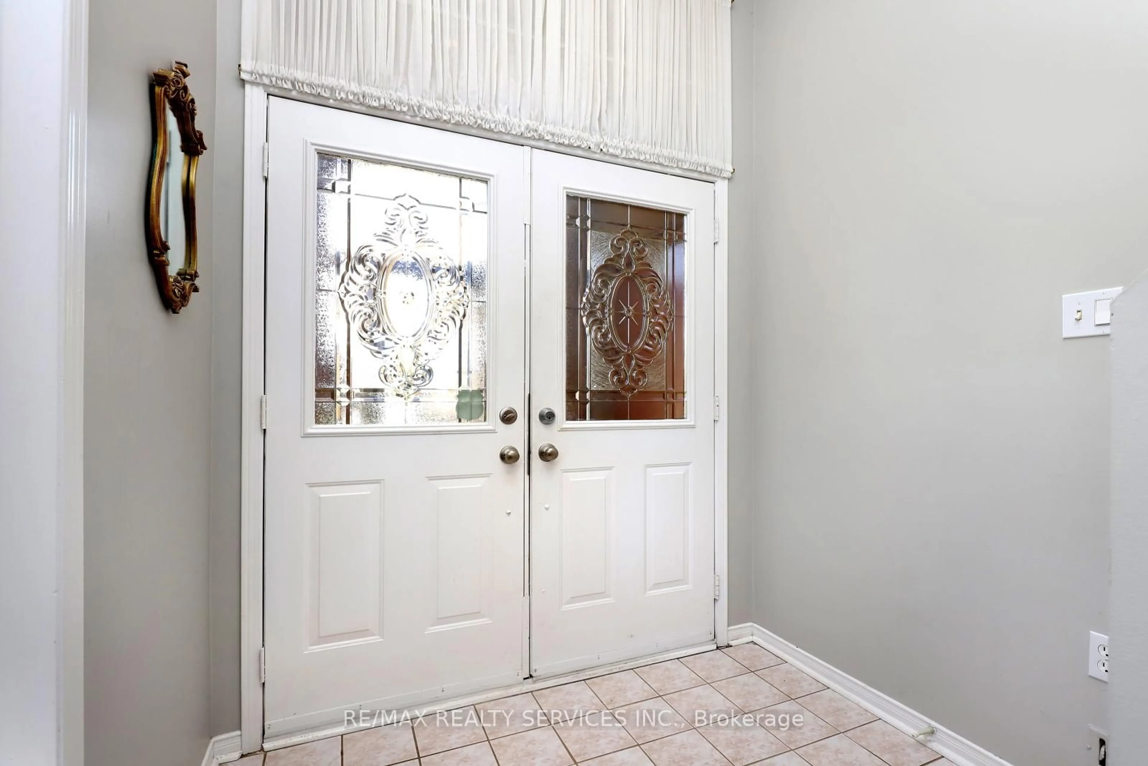Indoor entryway for 12 Summerfield Cres, Brampton Ontario L6X 4L3