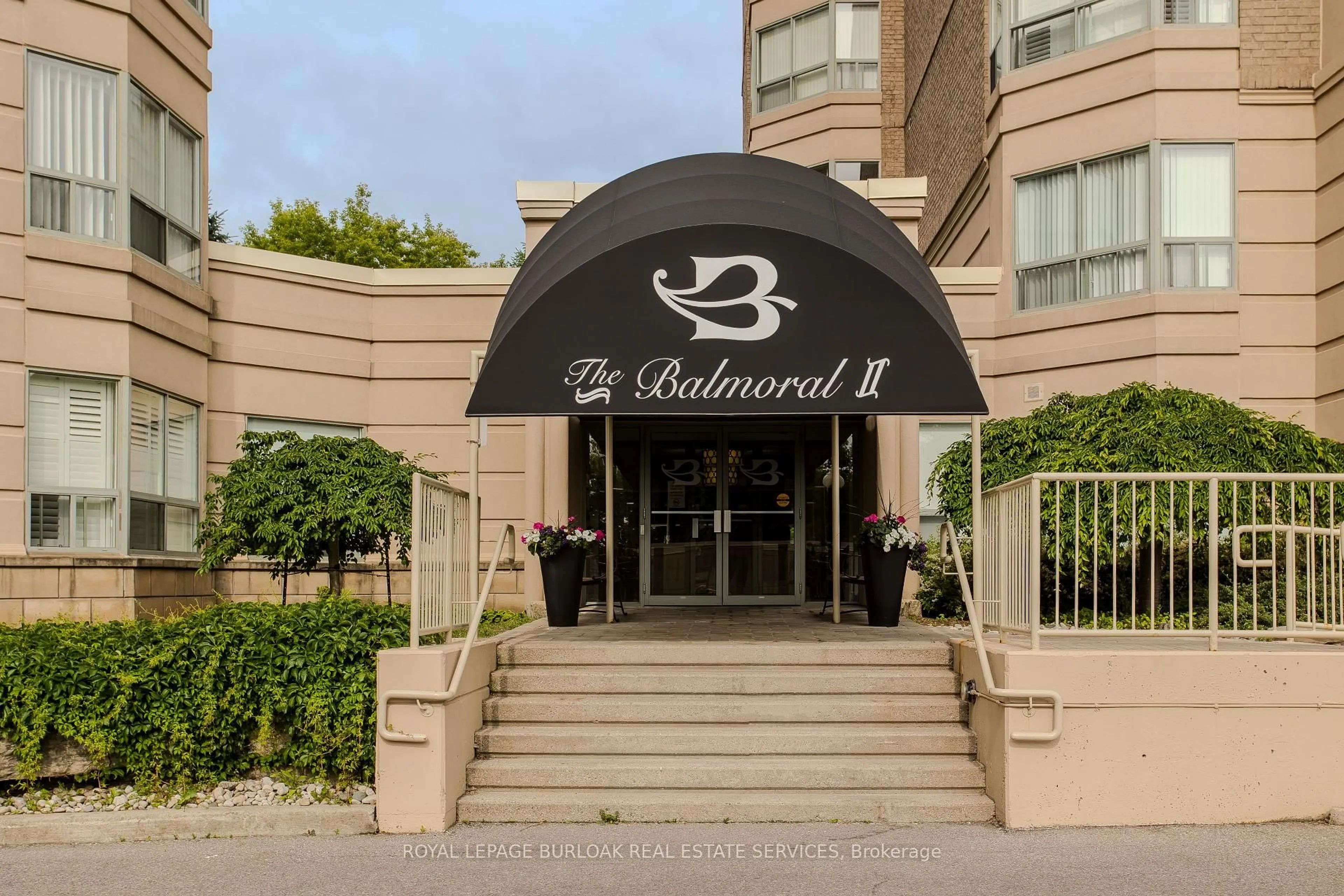 Indoor foyer for 2085 Amherst Heights Dr #401, Burlington Ontario L7P 5C2