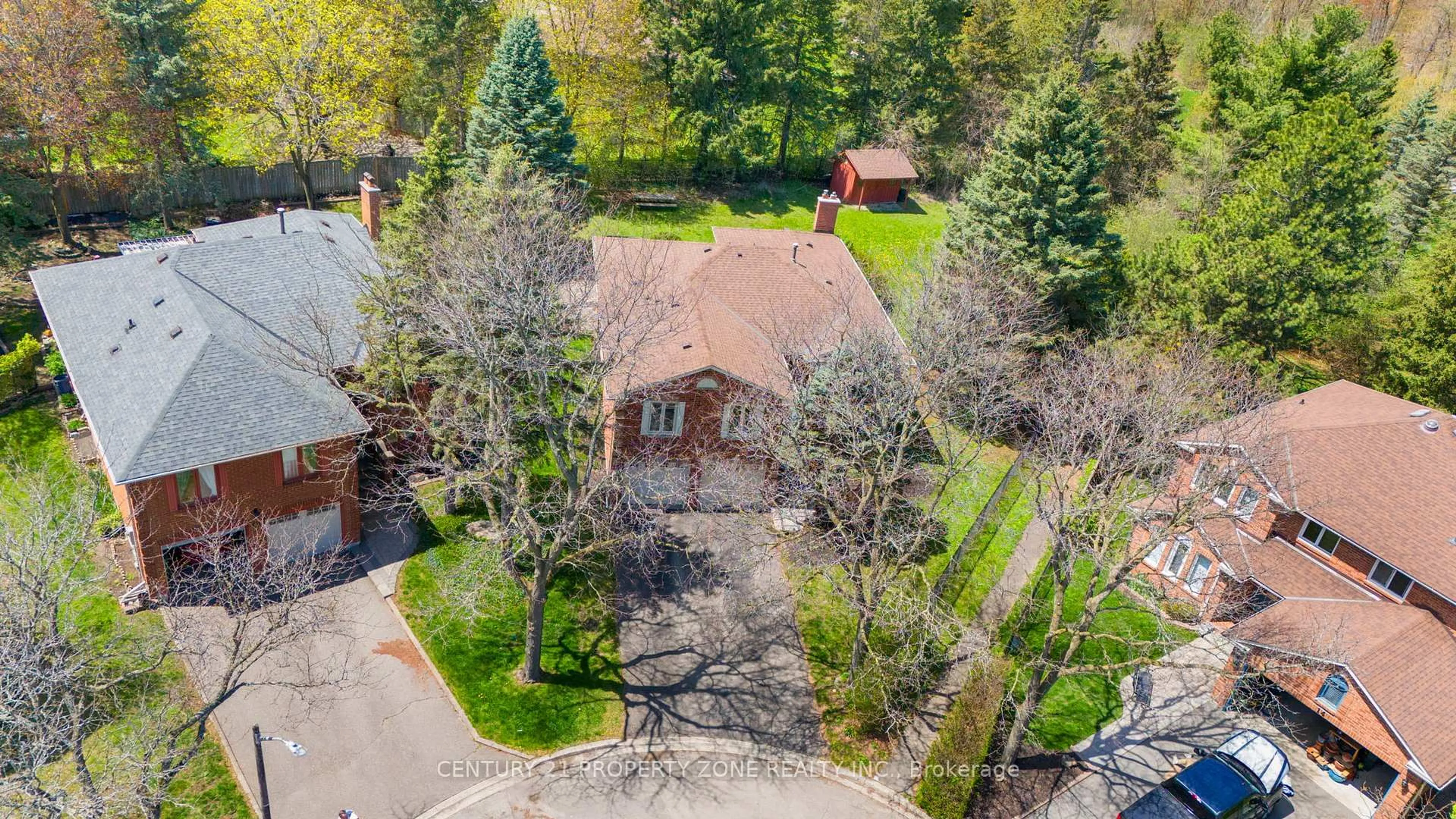 A pic from outside/outdoor area/front of a property/back of a property/a pic from drone, street for 12 Archer Crt, Brampton Ontario L6Z 3J3