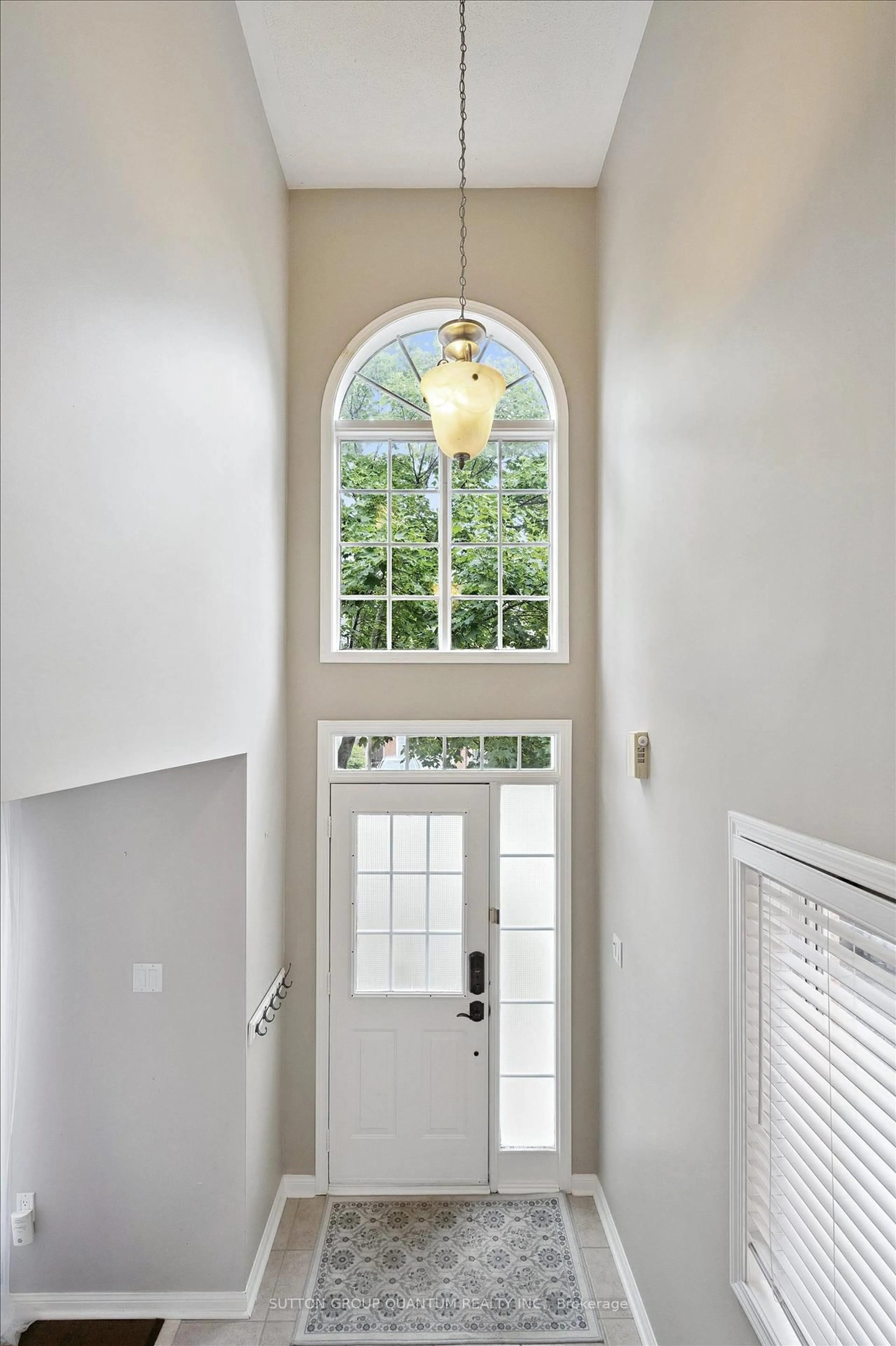 Indoor entryway for 5148 Ridgewell Rd, Burlington Ontario L7L 6N9