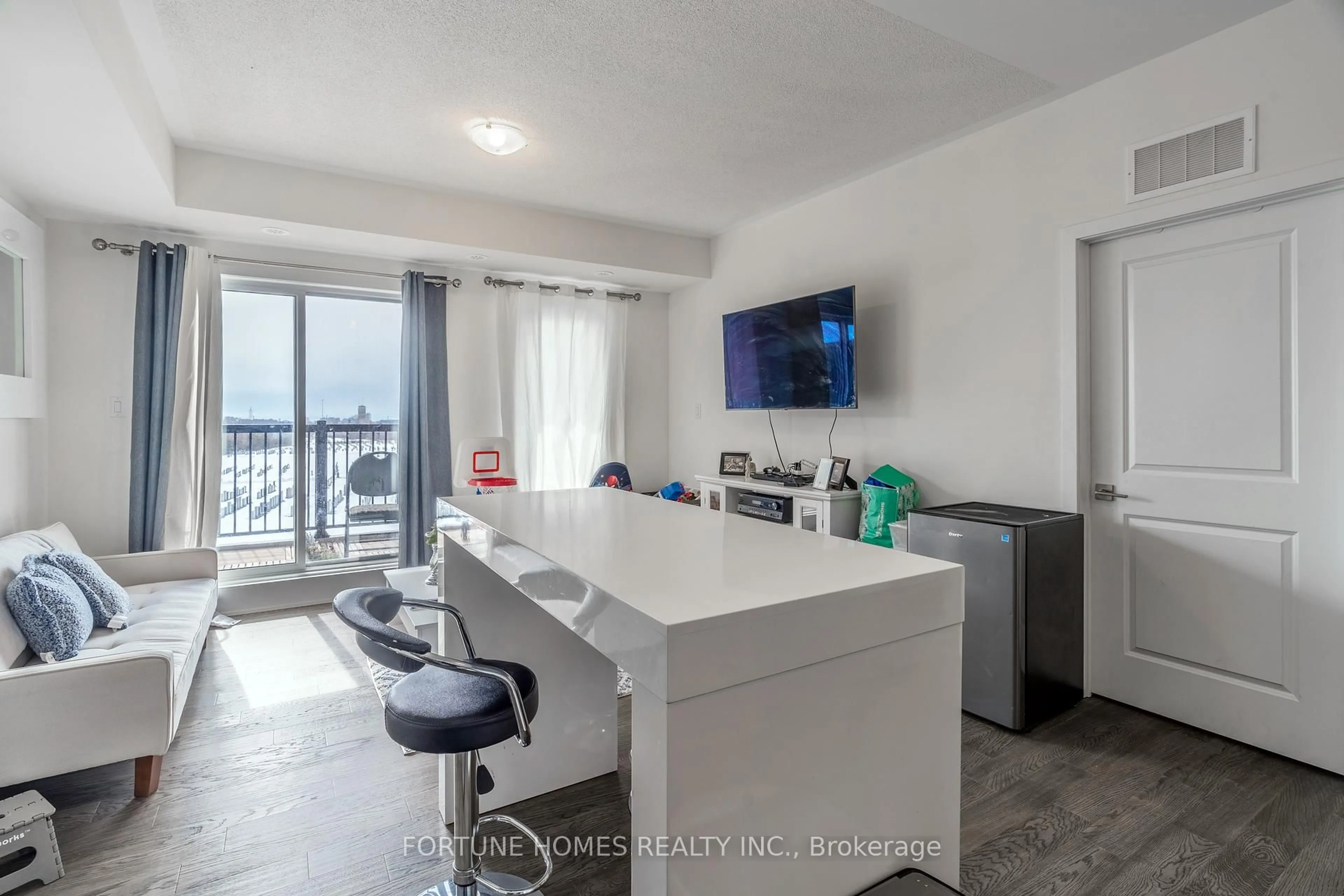 Open concept kitchen, unknown for 39 John Perkins Bull Dr #20, Toronto Ontario M3K 0C3