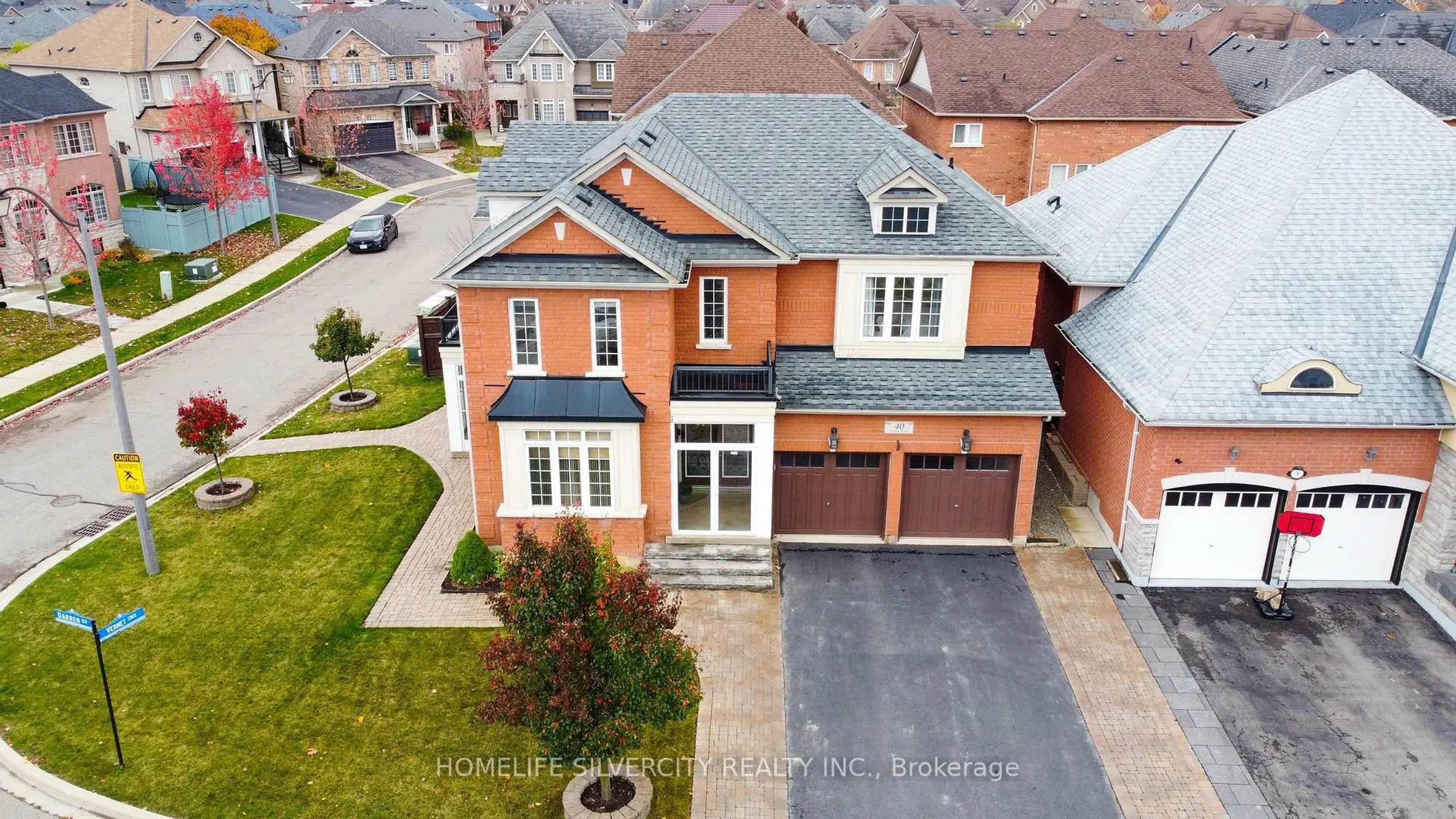 A pic from outside/outdoor area/front of a property/back of a property/a pic from drone, street for 40 Darren Rd, Brampton Ontario L6P 1Z5