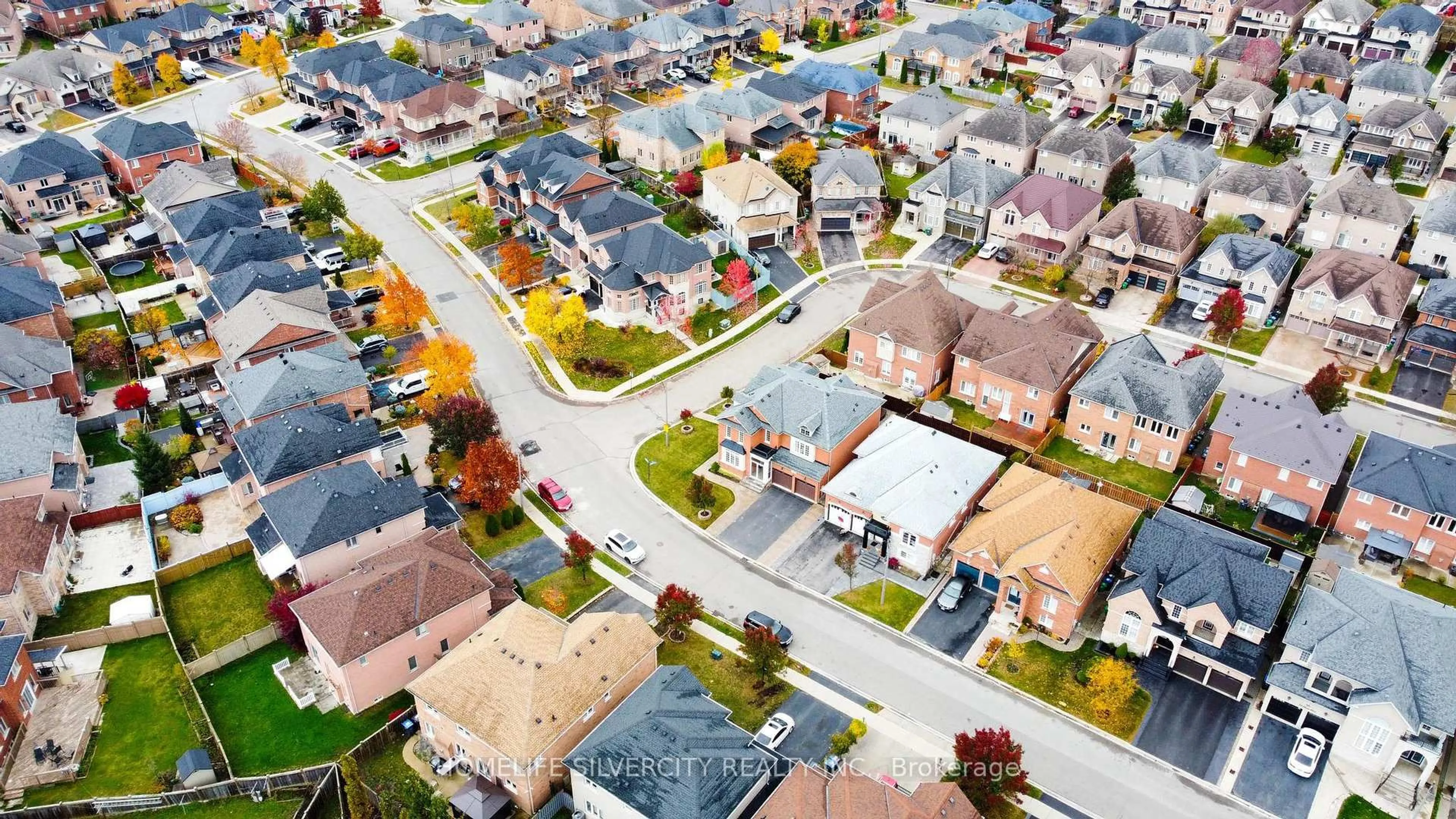 A pic from outside/outdoor area/front of a property/back of a property/a pic from drone, street for 40 Darren Rd, Brampton Ontario L6P 1Z5
