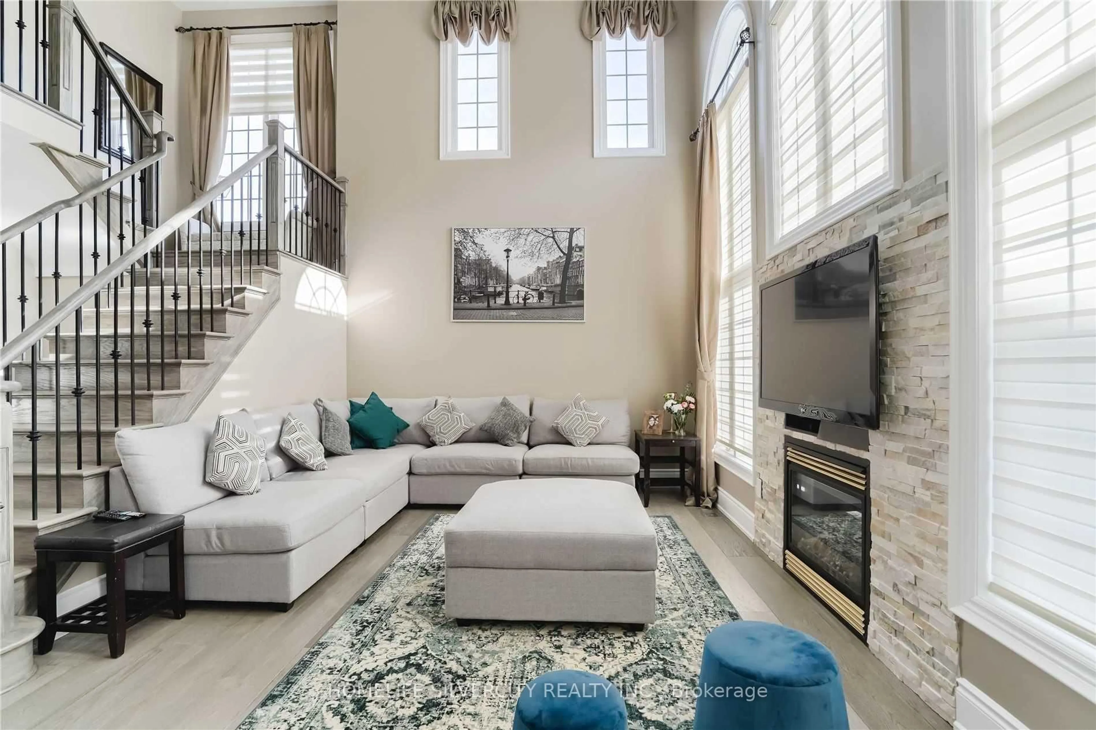 Living room with furniture, unknown for 40 Darren Rd, Brampton Ontario L6P 1Z5