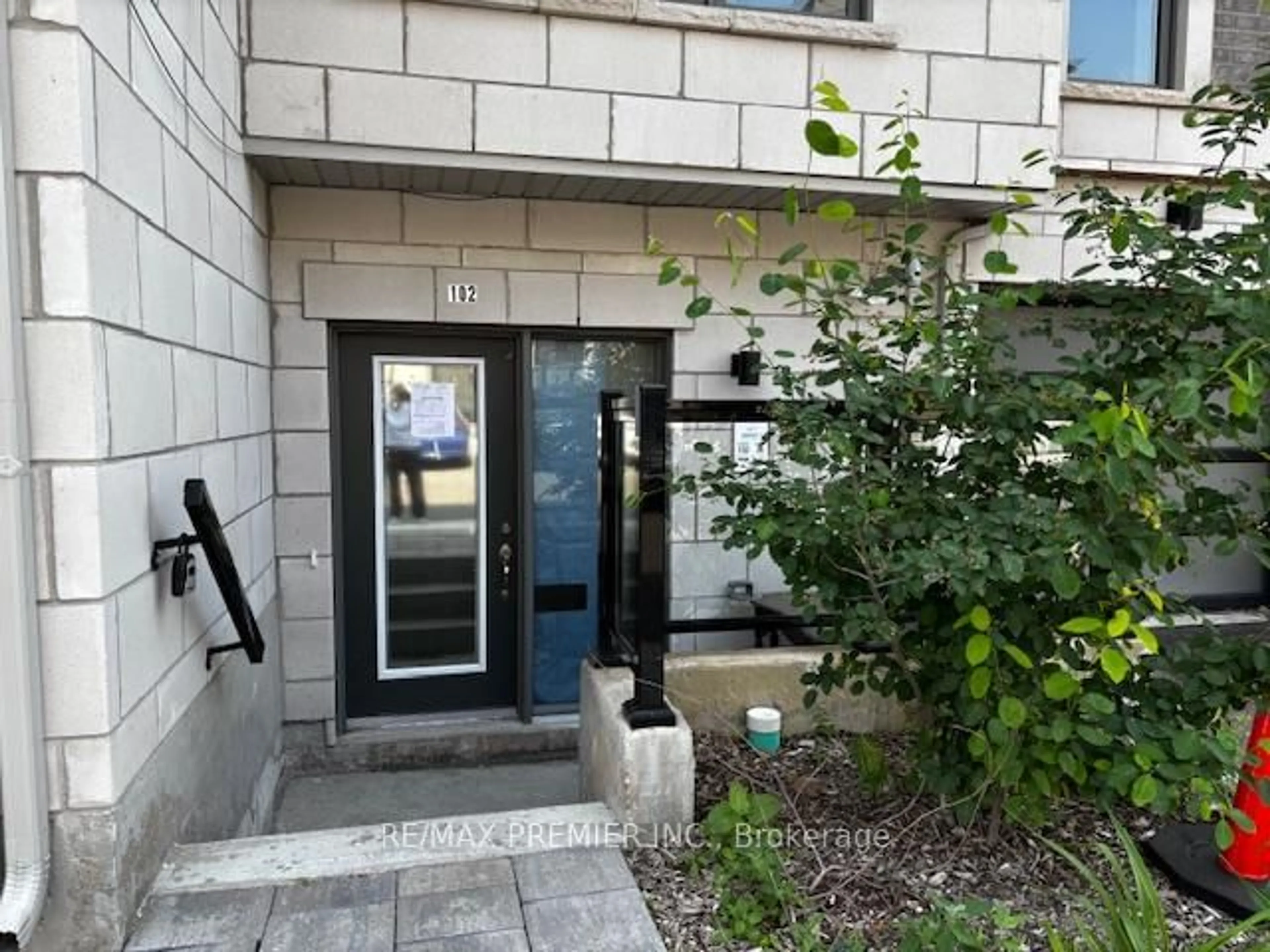 Indoor entryway for 20 Halliford Pl #102, Brampton Ontario L6P 4R1