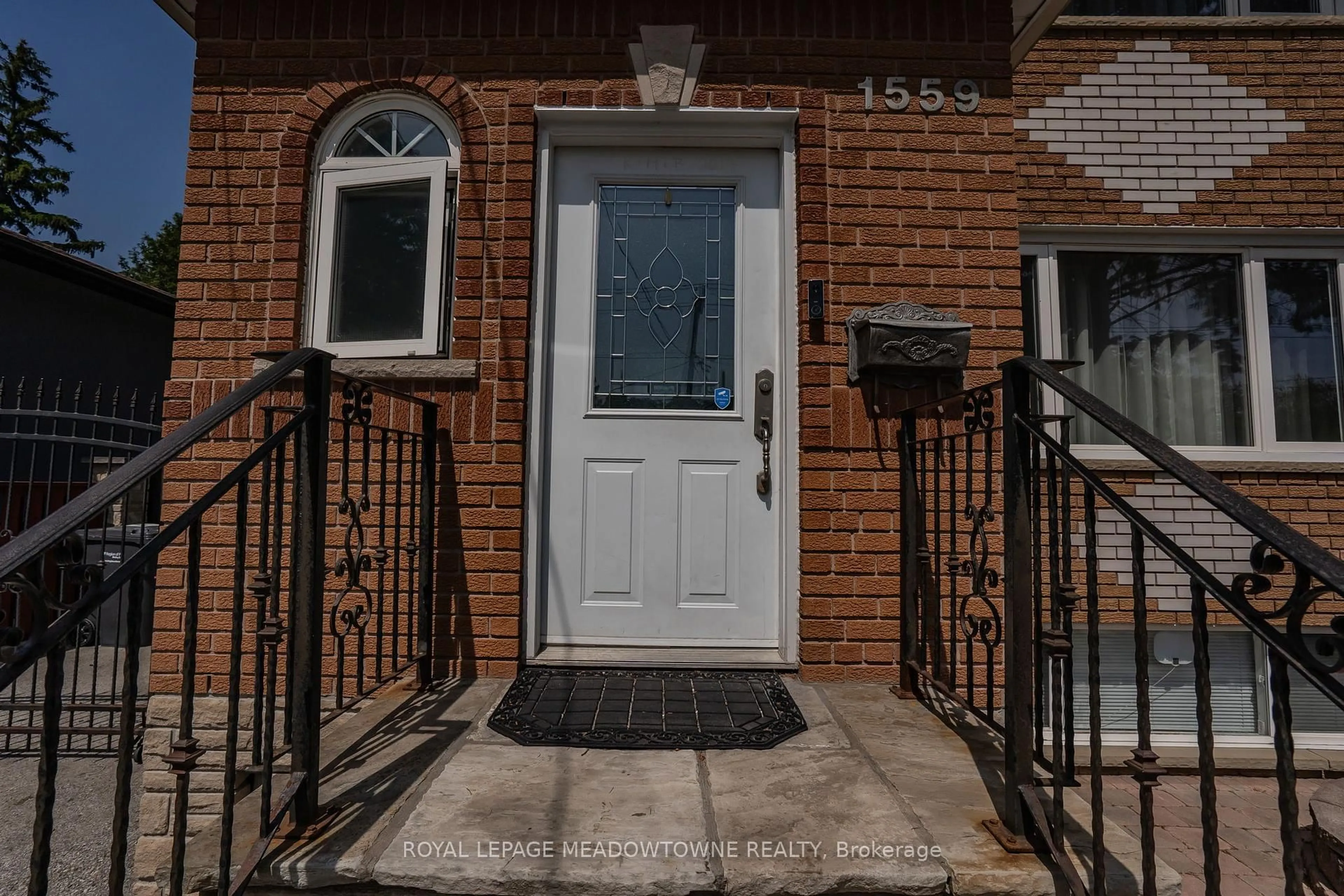 Indoor entryway for 1559 Northmount Ave, Mississauga Ontario L5E 1Y9