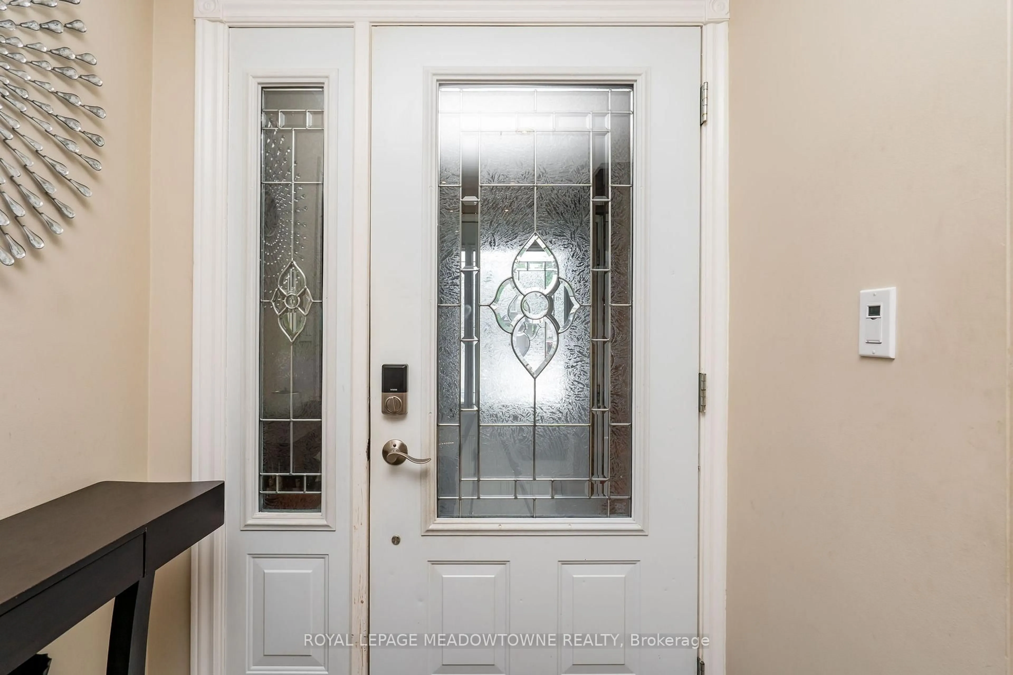 Indoor entryway for 1559 Northmount Ave, Mississauga Ontario L5E 1Y9