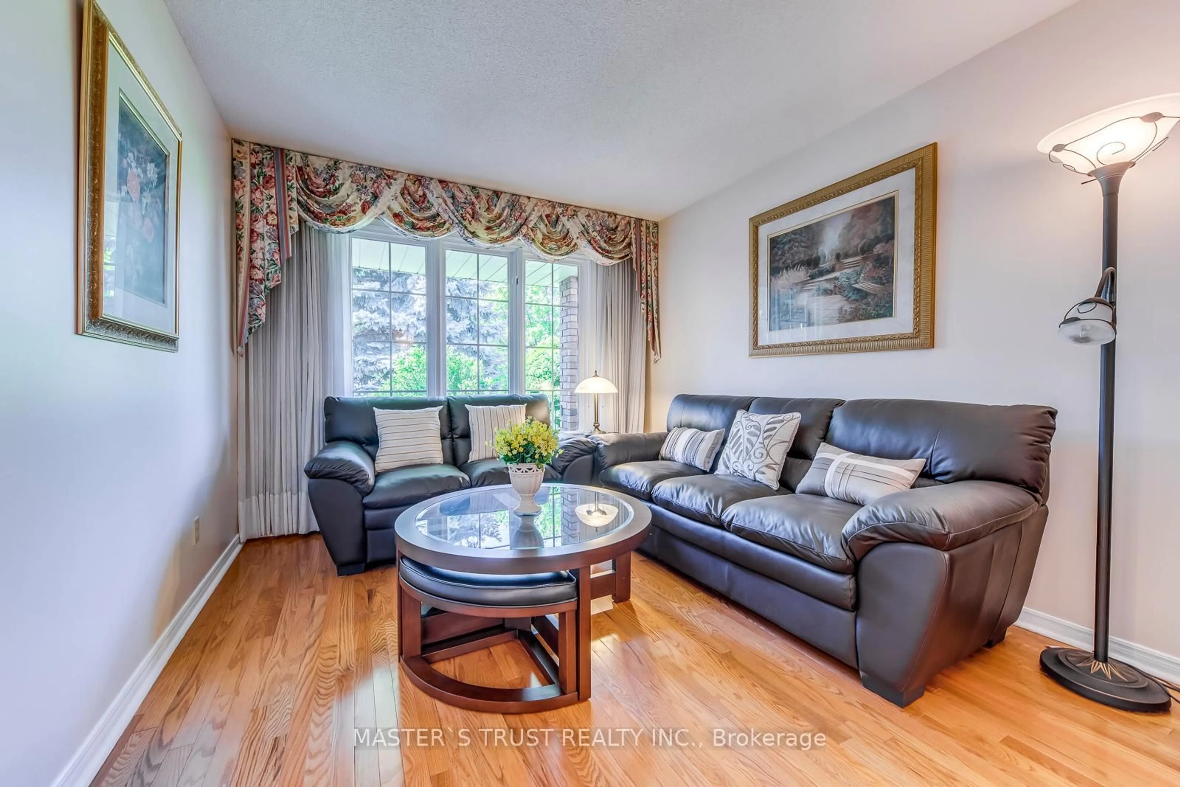 Living room with furniture, wood/laminate floor for 4370 Goldenrod Cres, Mississauga Ontario L5V 1E3