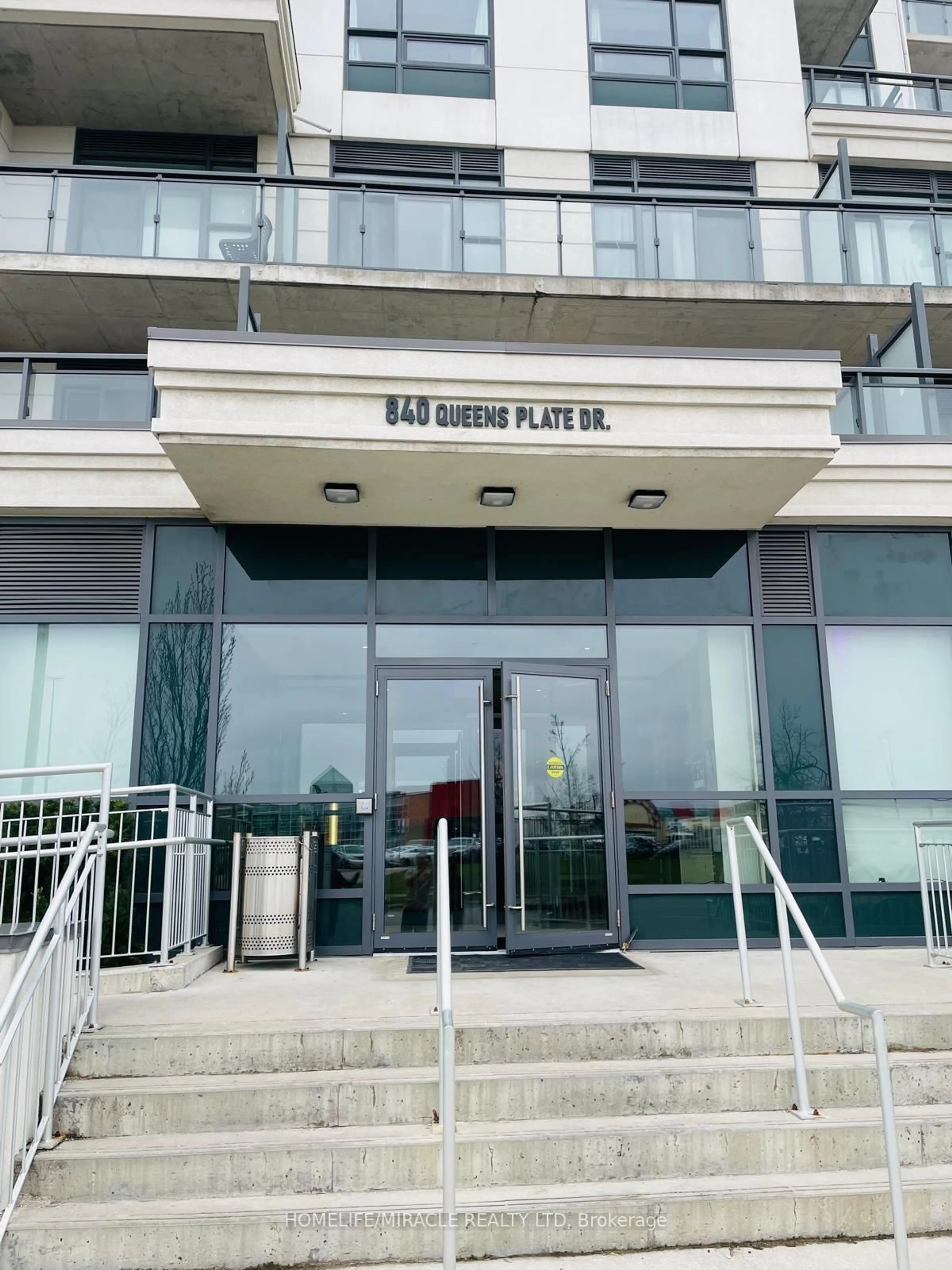 Indoor foyer for 840 Queen's Plate Dr #1512, Toronto Ontario M9W 6Z3