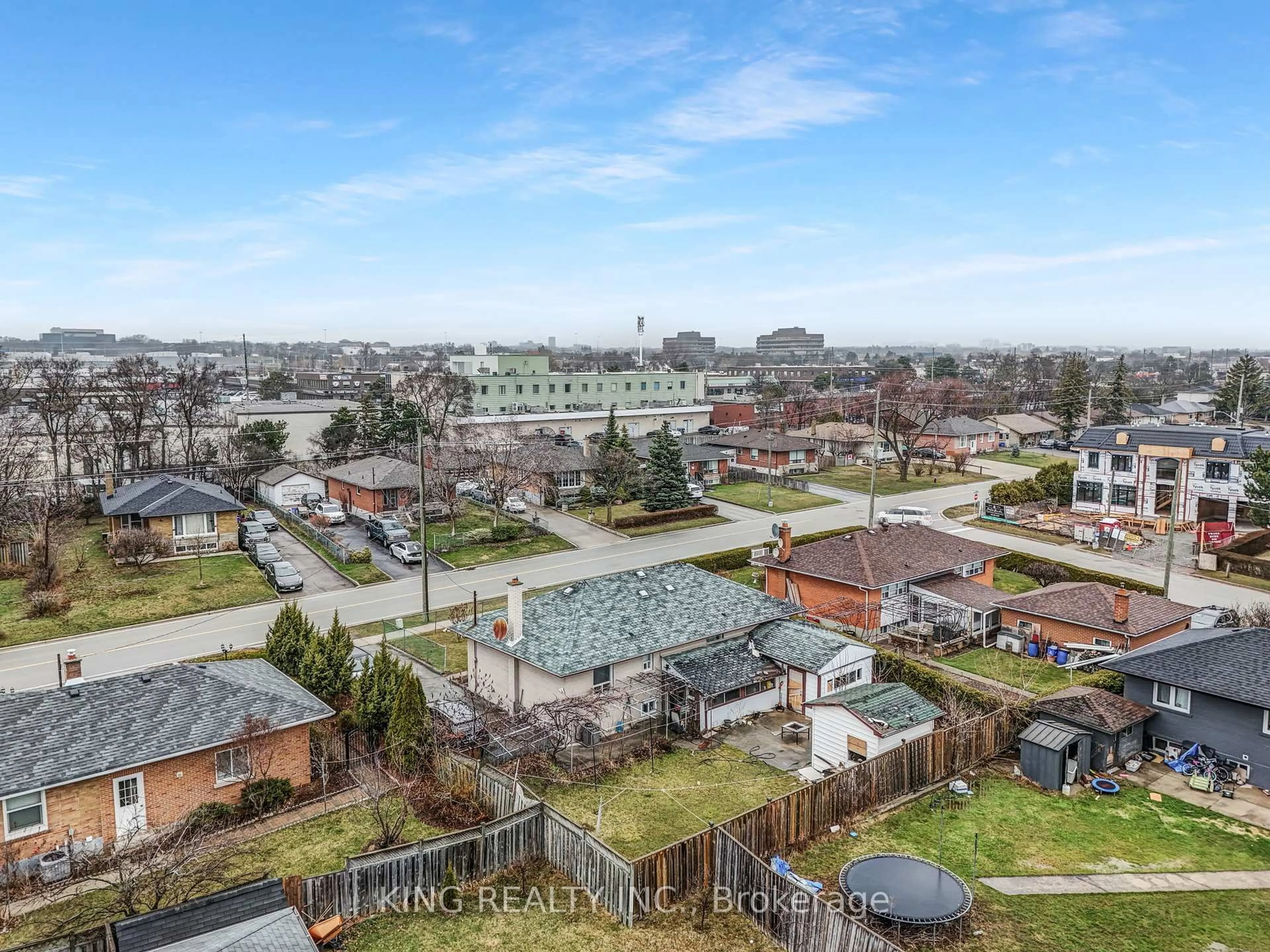 A pic from outside/outdoor area/front of a property/back of a property/a pic from drone, city buildings view from balcony for 484 Pinegrove Rd, Oakville Ontario L6K 2C3