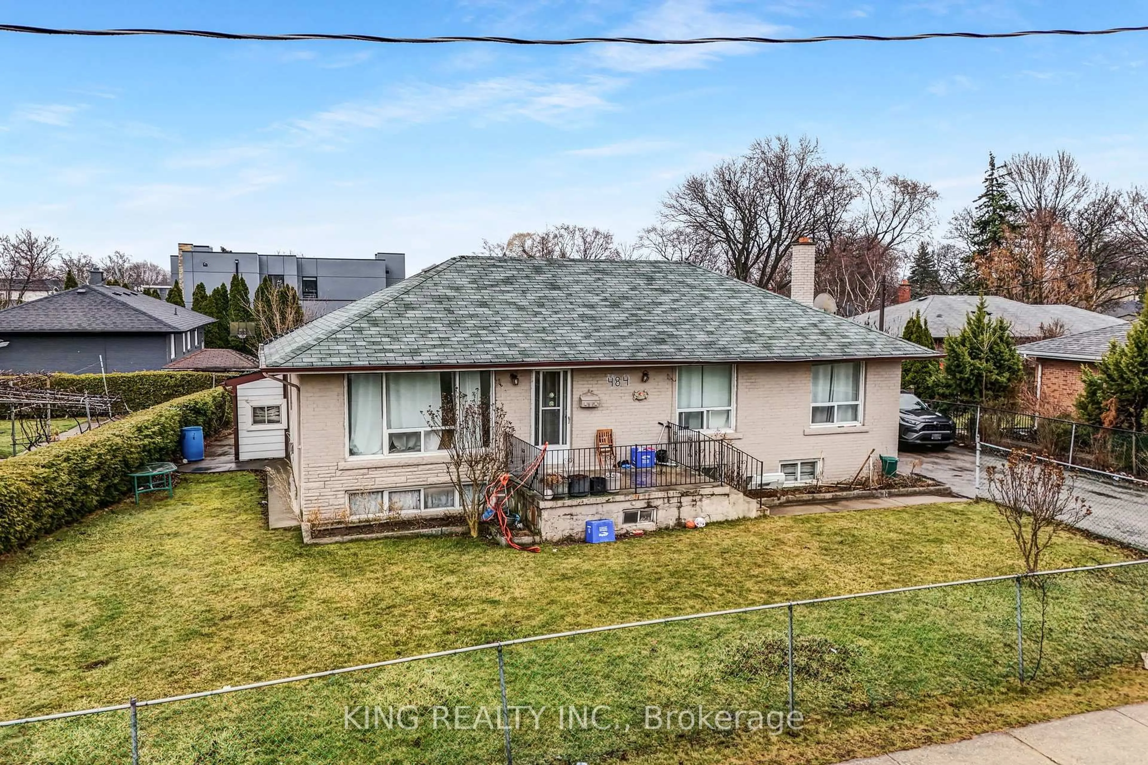 A pic from outside/outdoor area/front of a property/back of a property/a pic from drone, street for 484 Pinegrove Rd, Oakville Ontario L6K 2C3