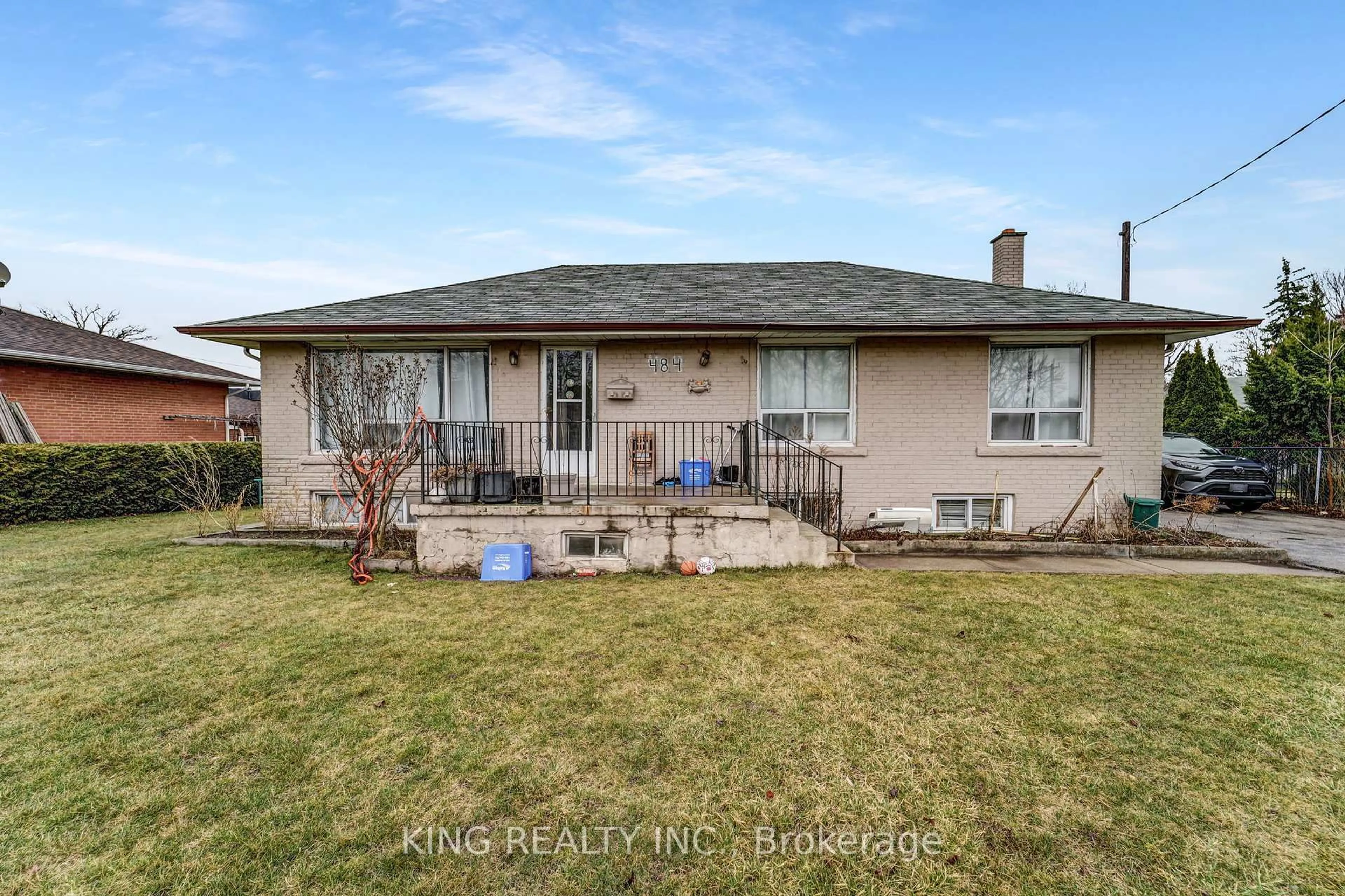 A pic from outside/outdoor area/front of a property/back of a property/a pic from drone, unknown for 484 Pinegrove Rd, Oakville Ontario L6K 2C3