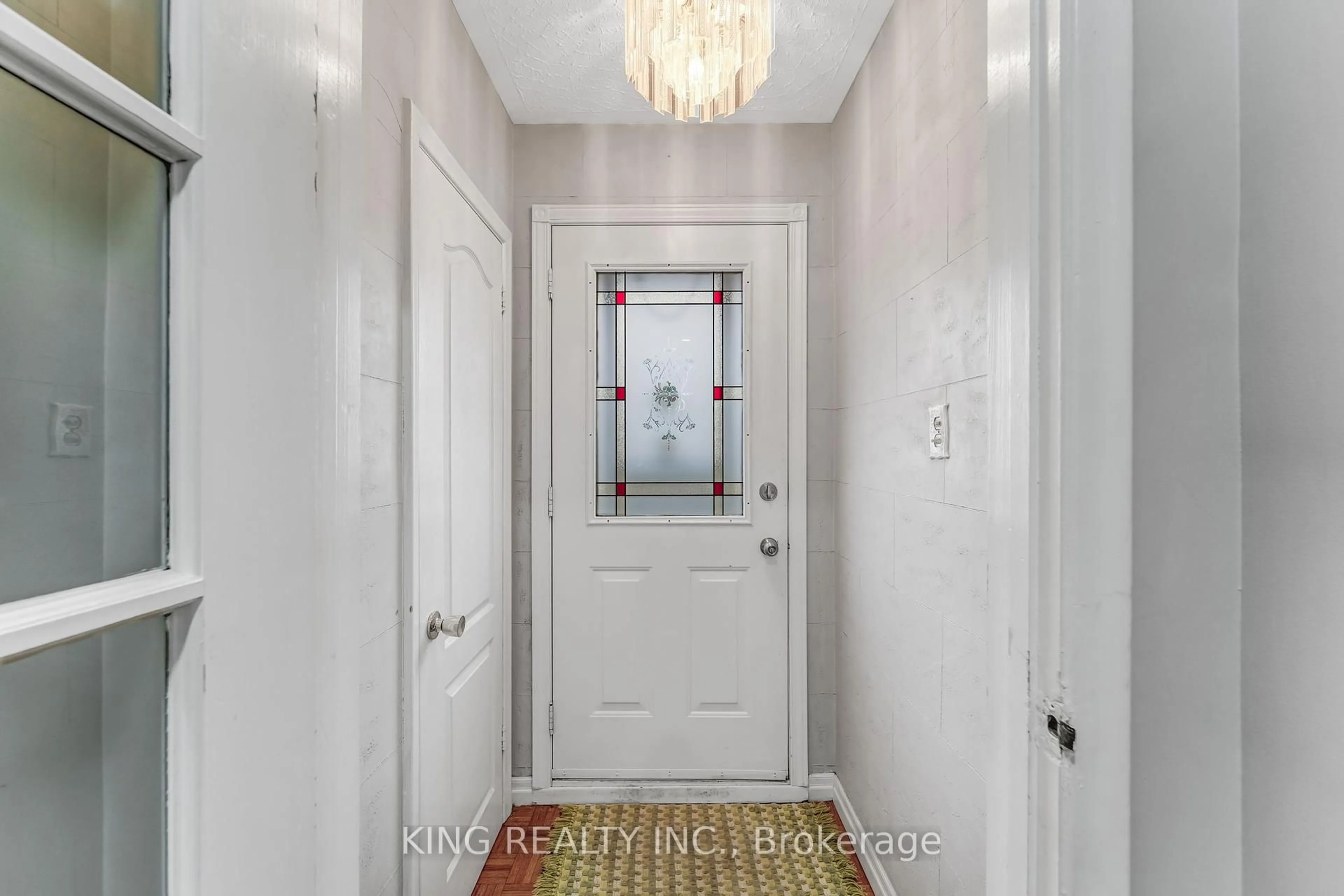 Indoor entryway for 484 Pinegrove Rd, Oakville Ontario L6K 2C3