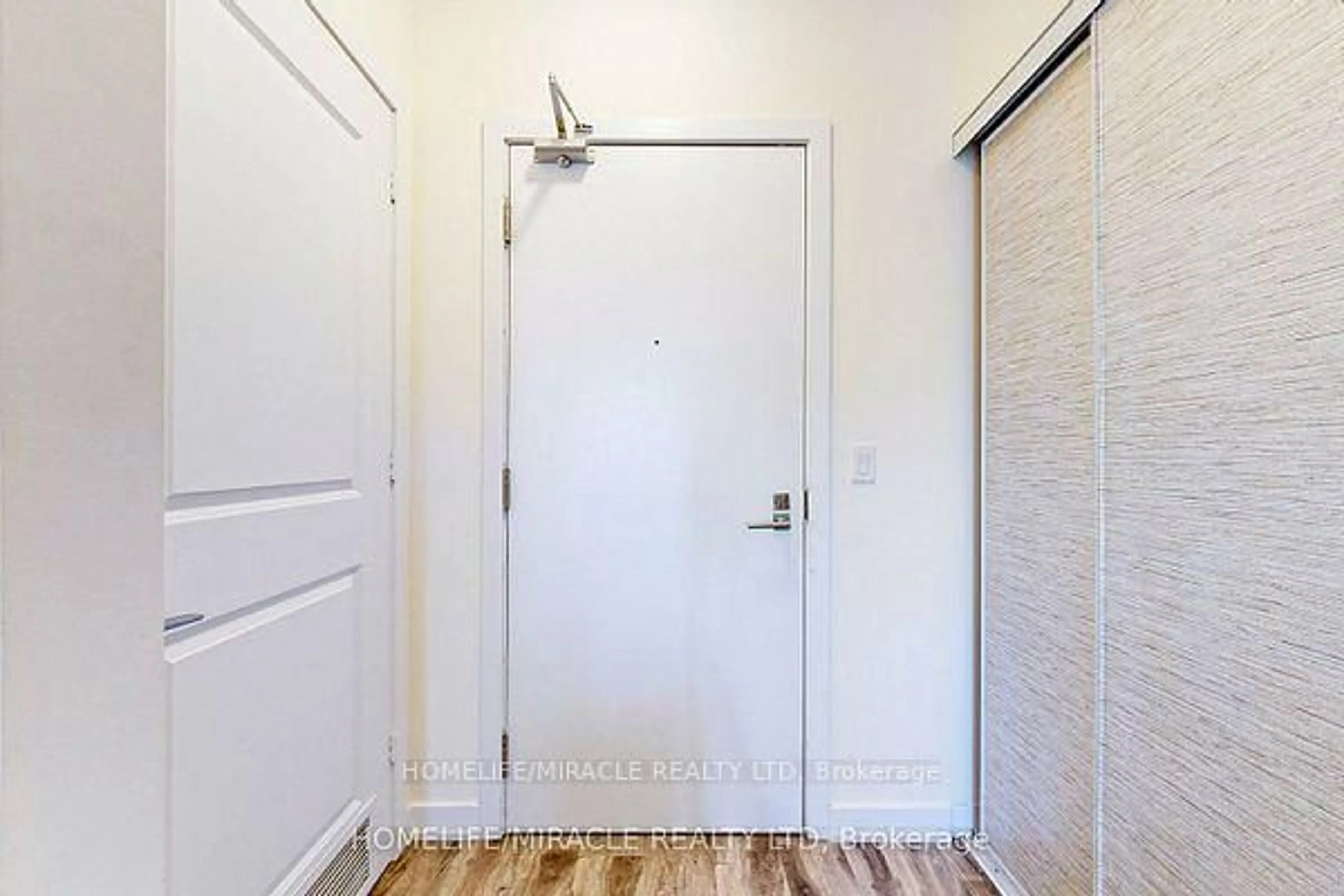 Indoor entryway for 4655 Glen Erin Dr #102, Mississauga Ontario L5M 0Z1