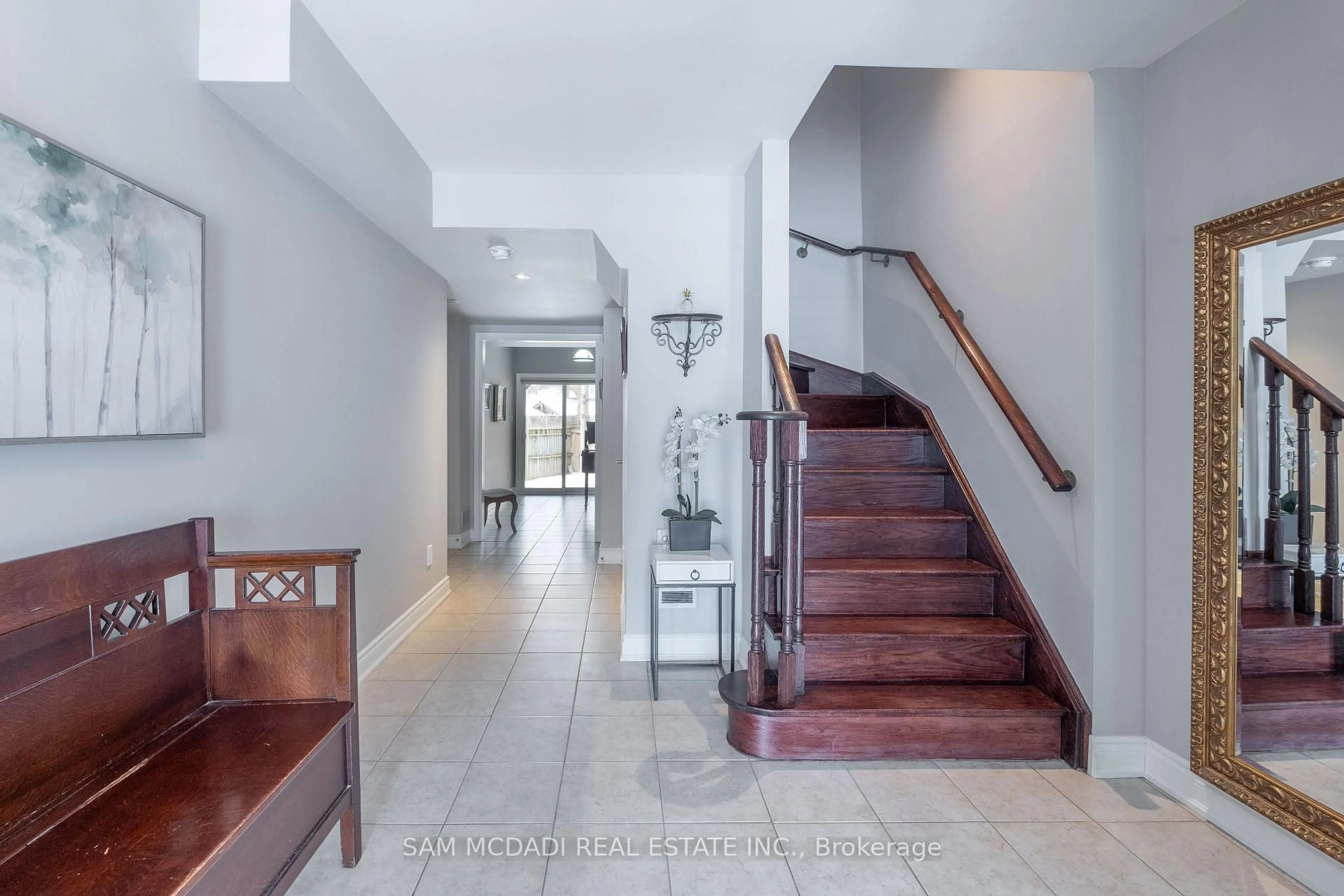 Indoor foyer for 29 Premium Way, Mississauga Ontario L5B 1A1