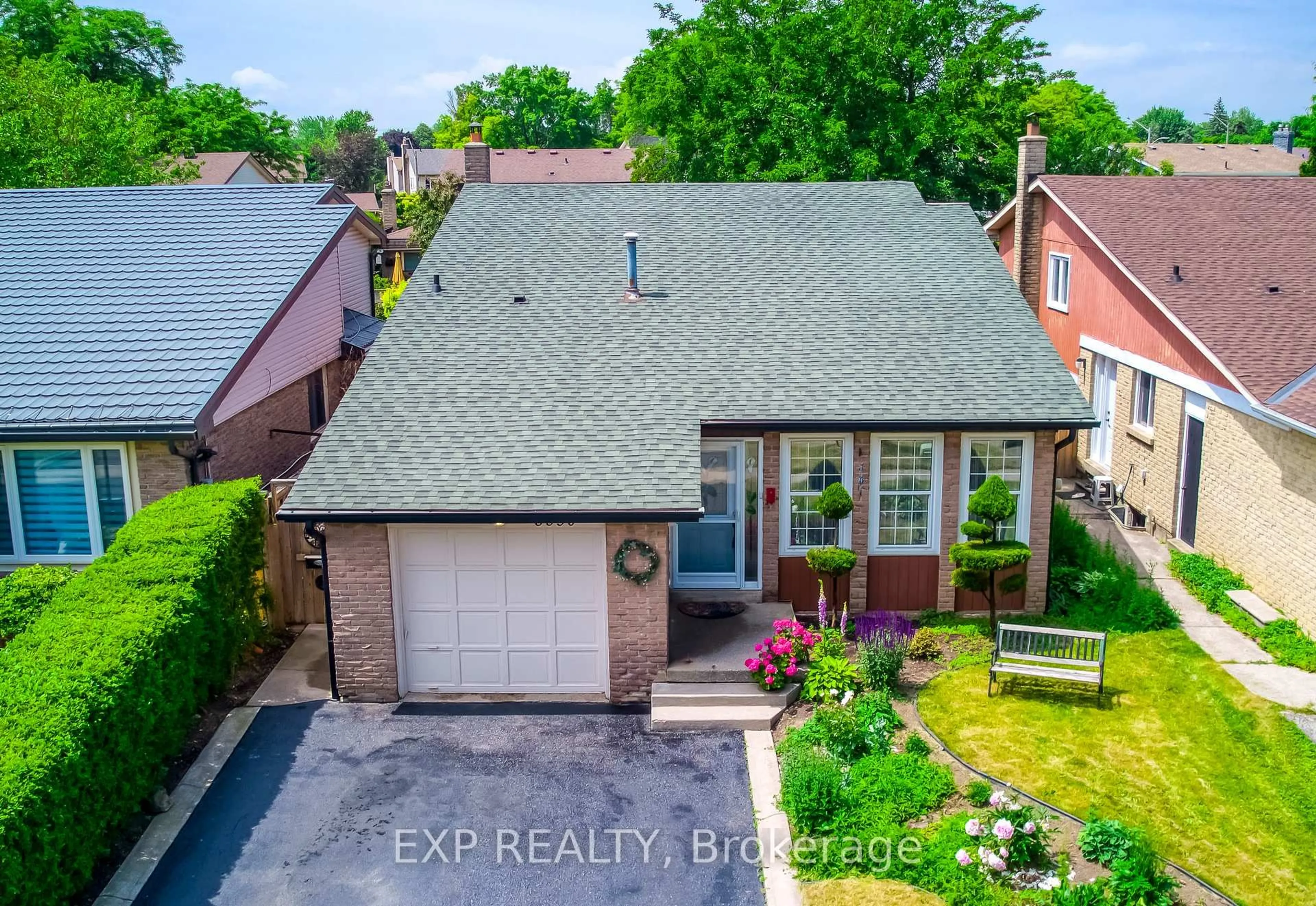 A pic from outside/outdoor area/front of a property/back of a property/a pic from drone, street for 6330 Lorca Cres, Mississauga Ontario L5N 2J4
