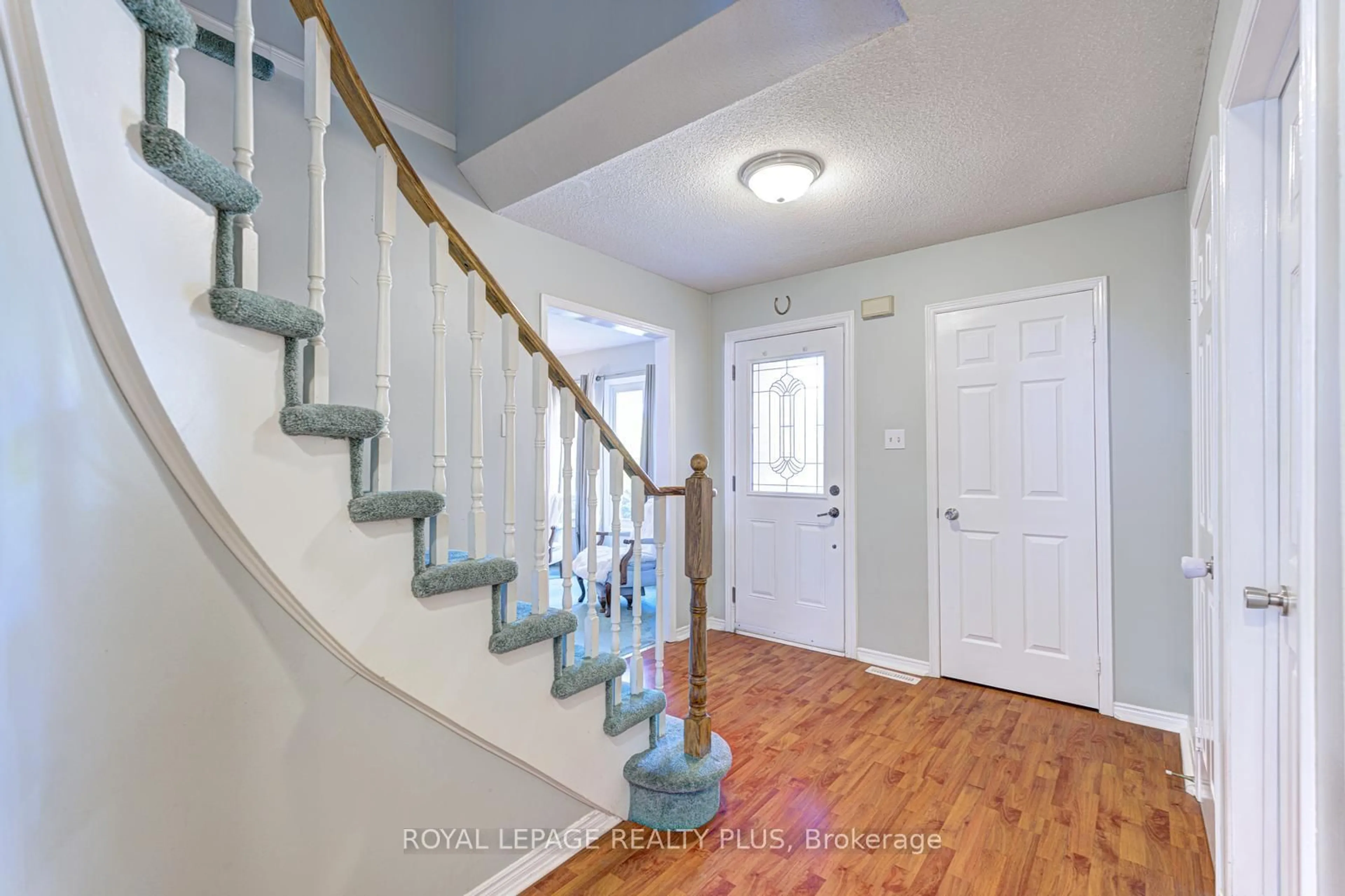 Indoor entryway for 3260 BETHUNE Rd, Mississauga Ontario L5L 4P8