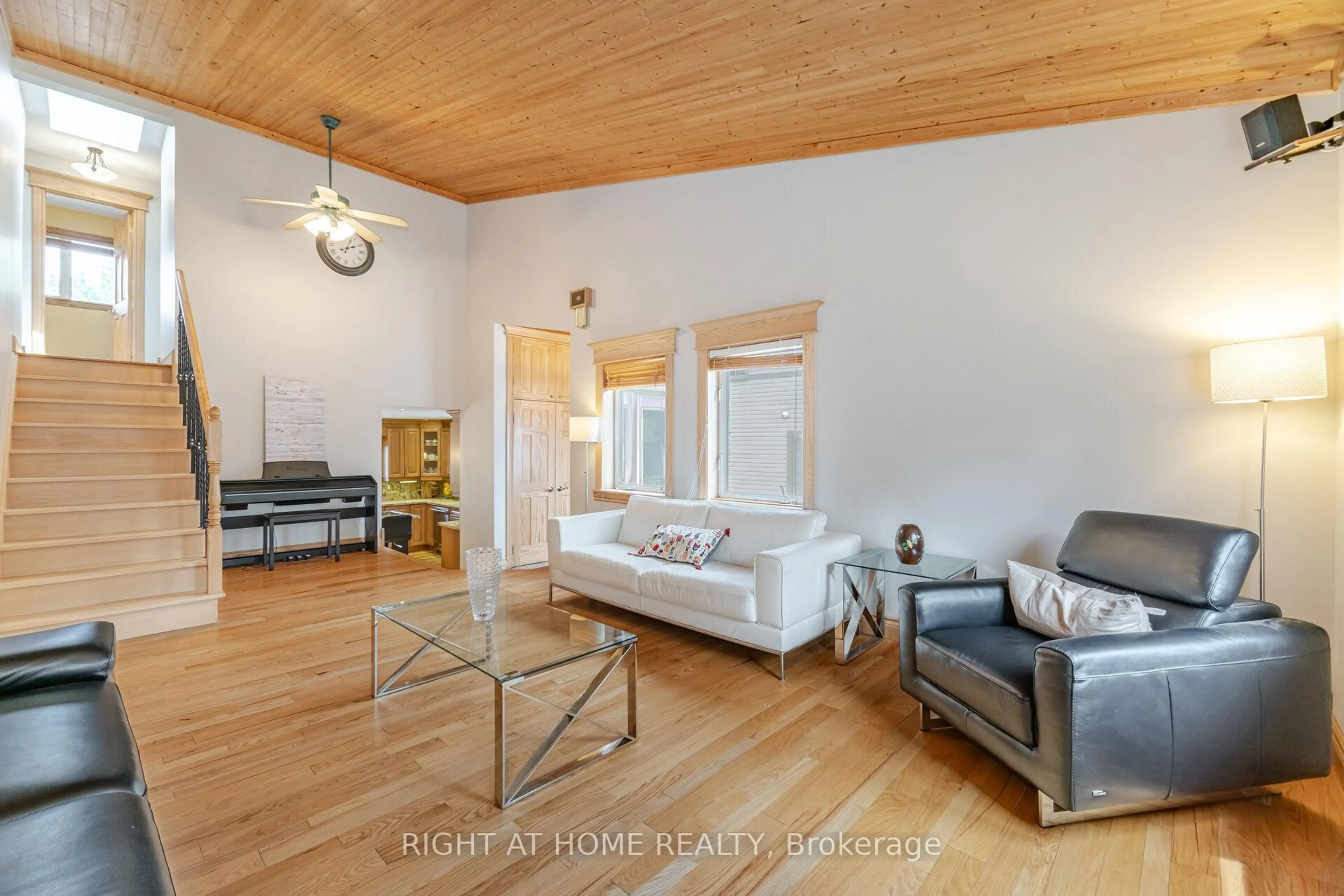 Living room with furniture, wood/laminate floor for 1241 Lakebreeze Dr, Mississauga Ontario L5G 3W7
