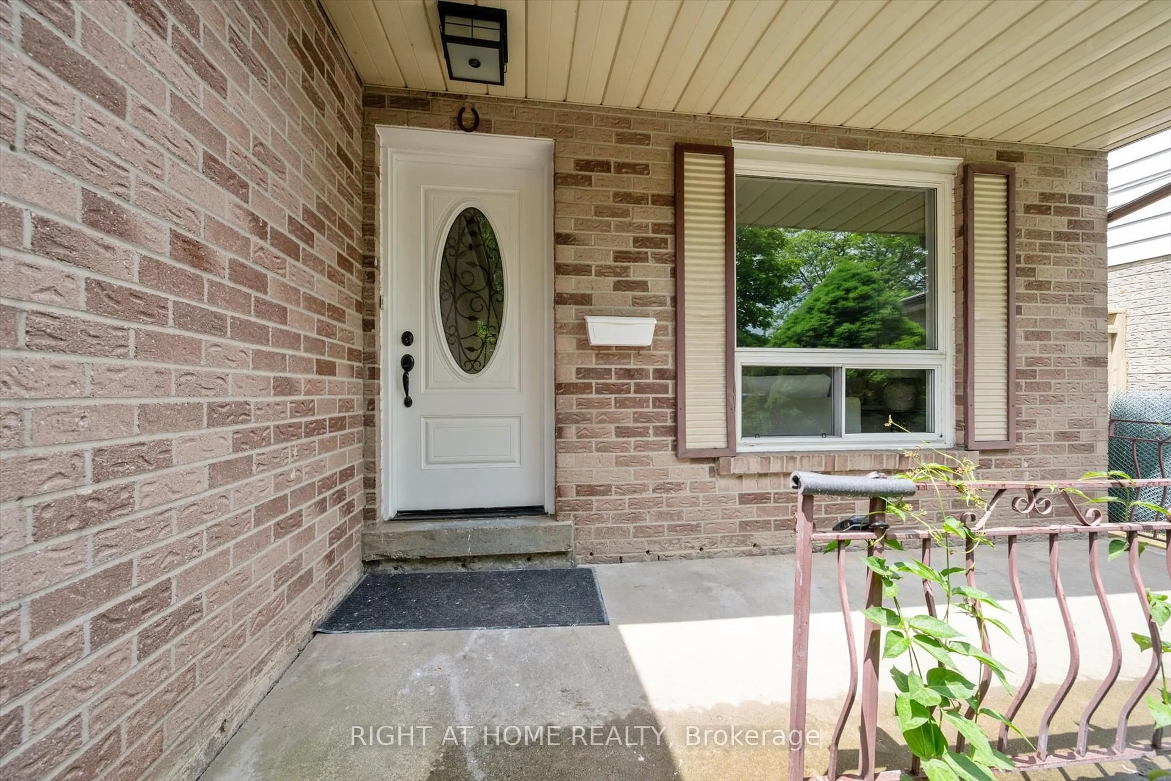 Indoor entryway for 44 Autumn Glen Circ, Toronto Ontario M9W 6C3