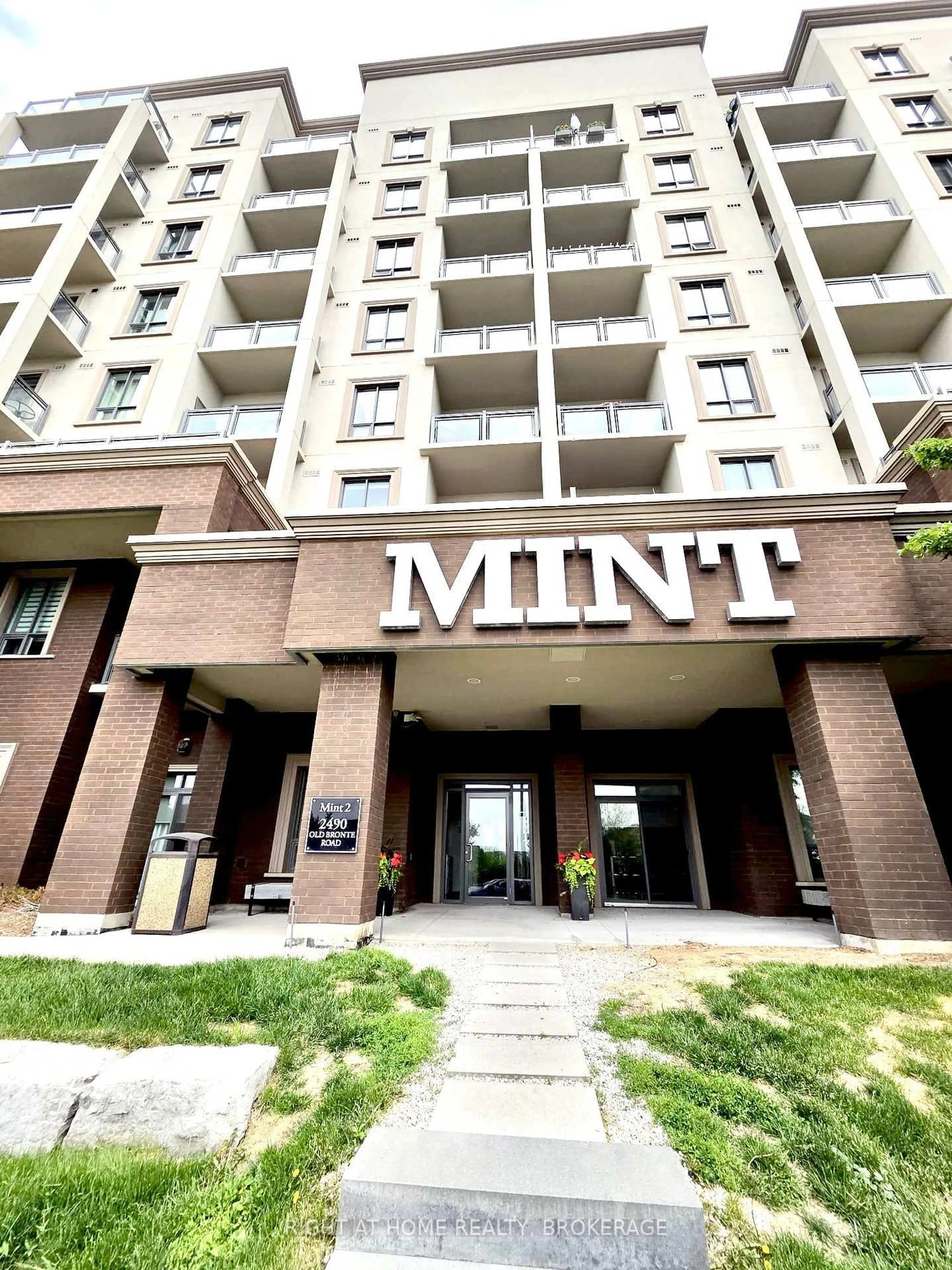 Indoor foyer for 2490 Old Bronte Rd #206, Oakville Ontario L6M 0Y5