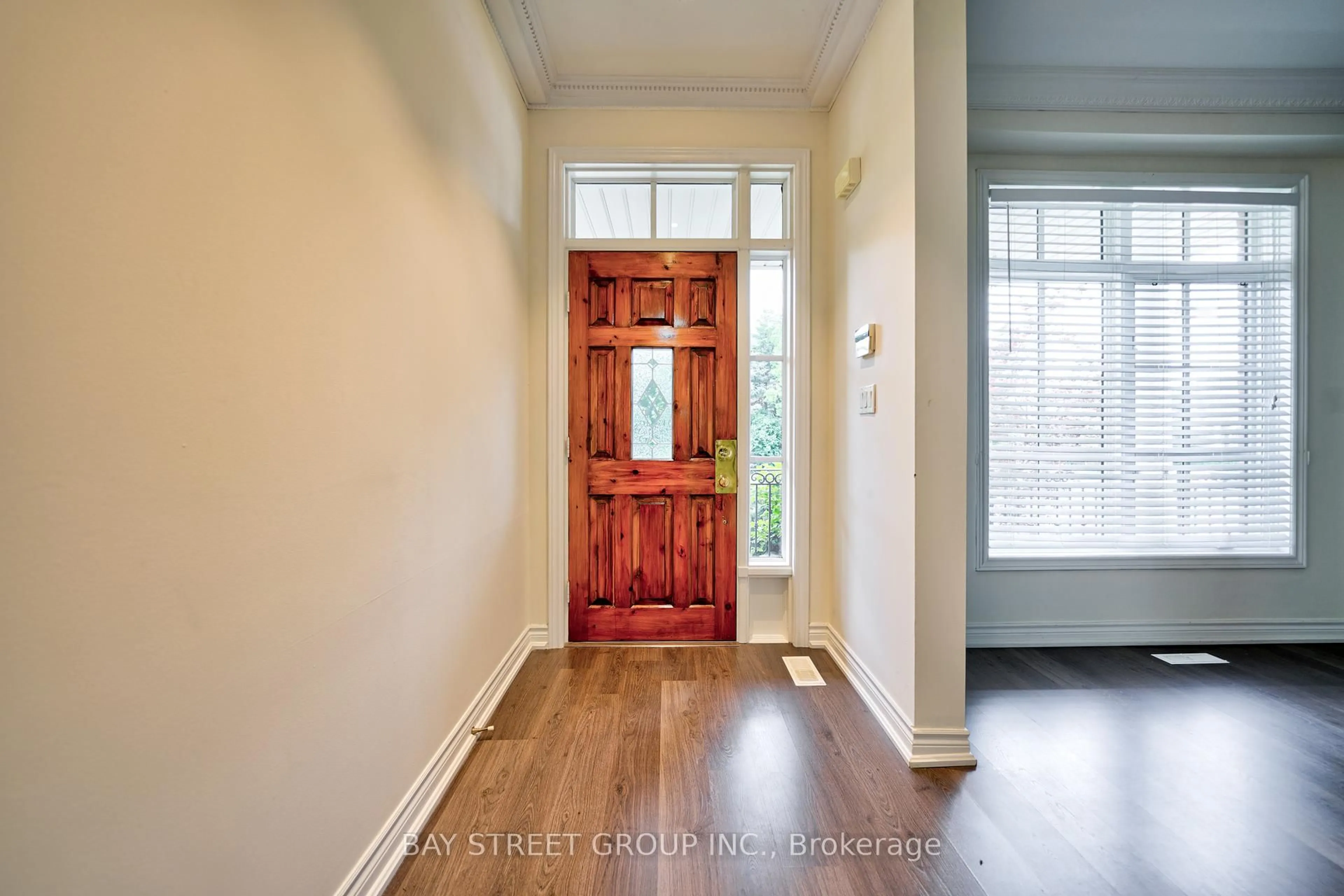 Indoor entryway for 2273 Woodfield Rd, Oakville Ontario L6H 6Y8