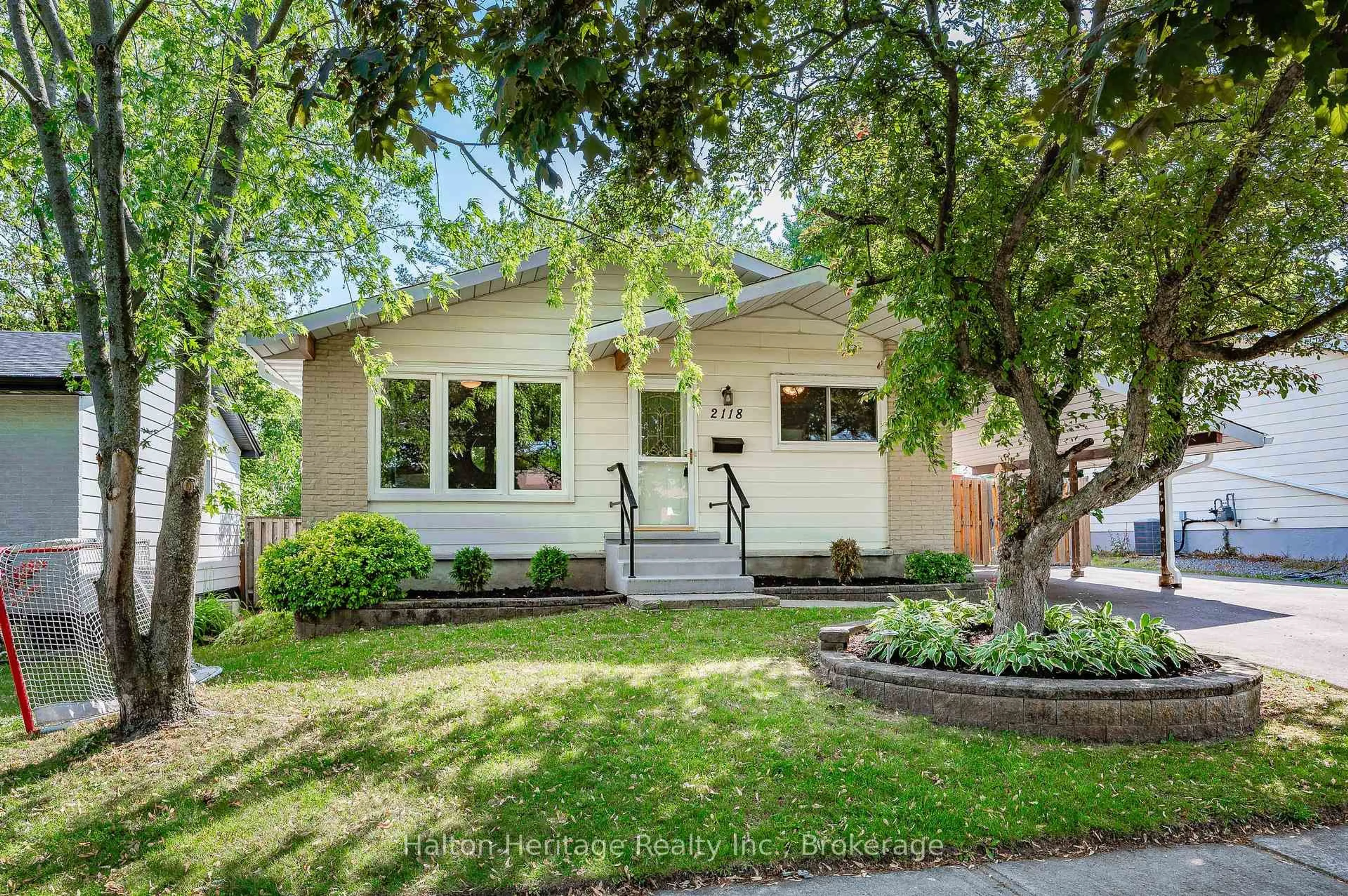 Home with brick exterior material, street for 2118 Cavendish Dr, Burlington Ontario L7P 1Z3