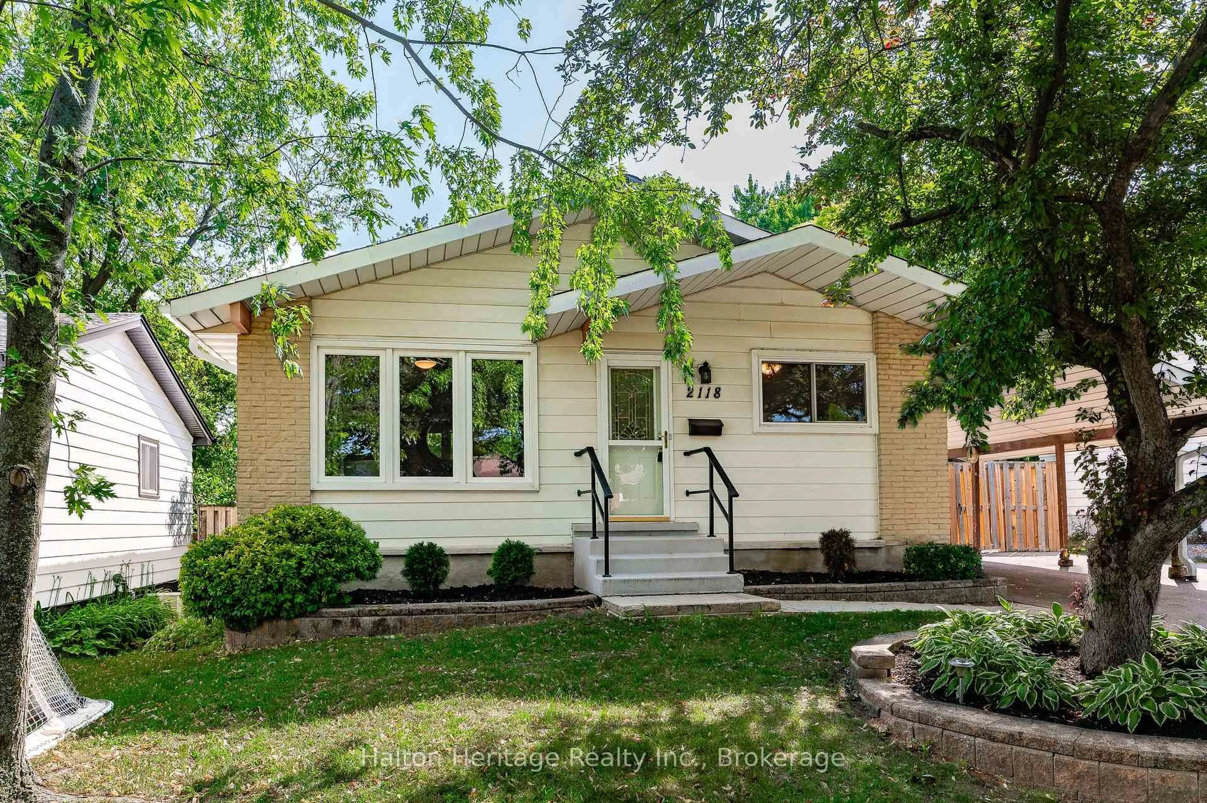 Home with vinyl exterior material, street for 2118 Cavendish Dr, Burlington Ontario L7P 1Z3