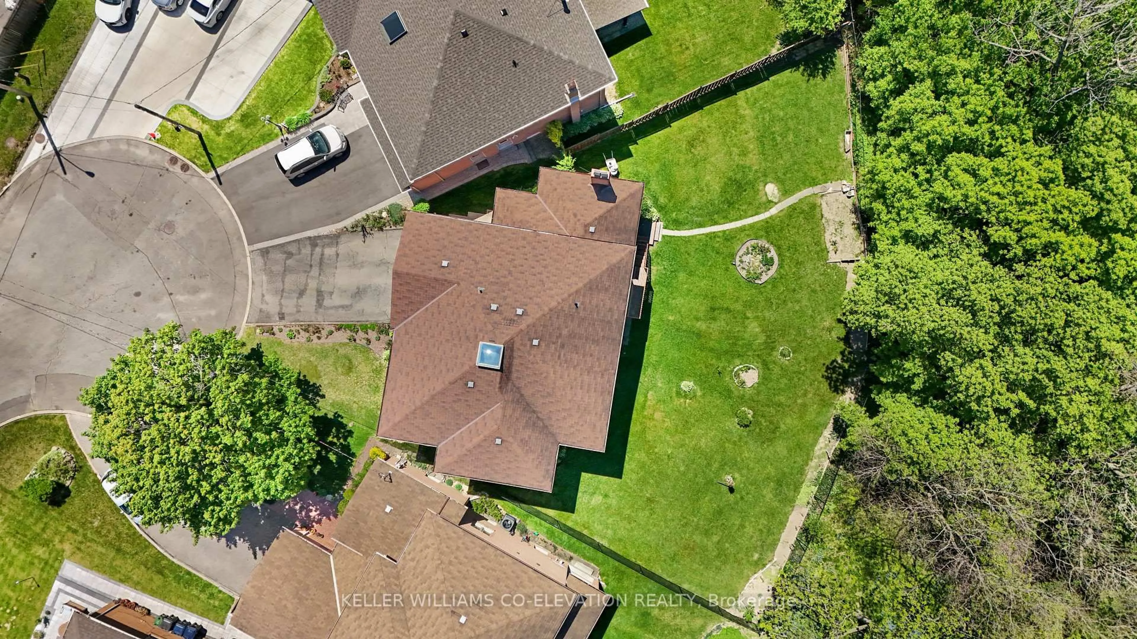 A pic from outside/outdoor area/front of a property/back of a property/a pic from drone, street for 18 Norris Pl, Toronto Ontario M9M 1K6