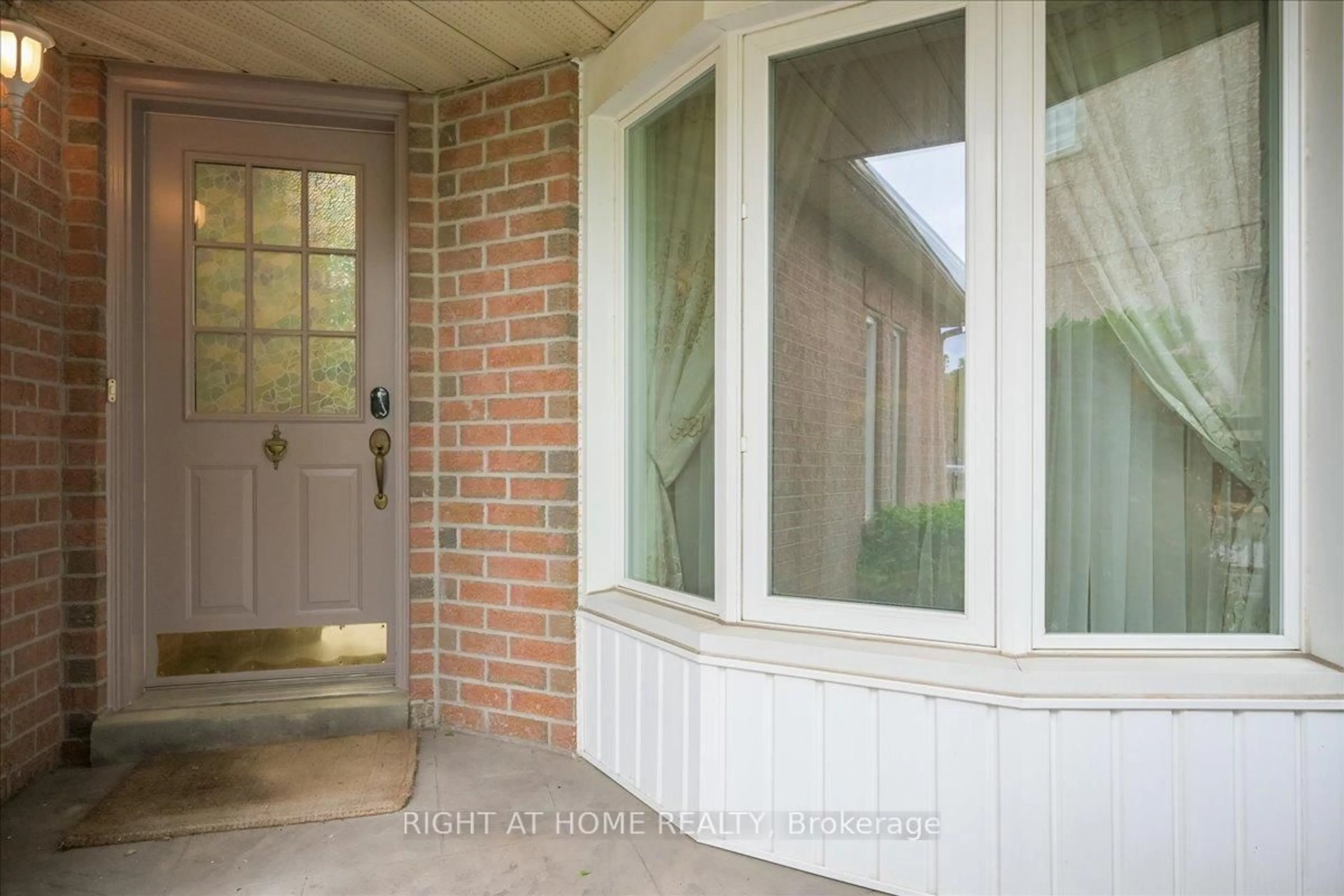 Indoor entryway for 5322 Lismic Blvd, Mississauga Ontario L5V 1P5