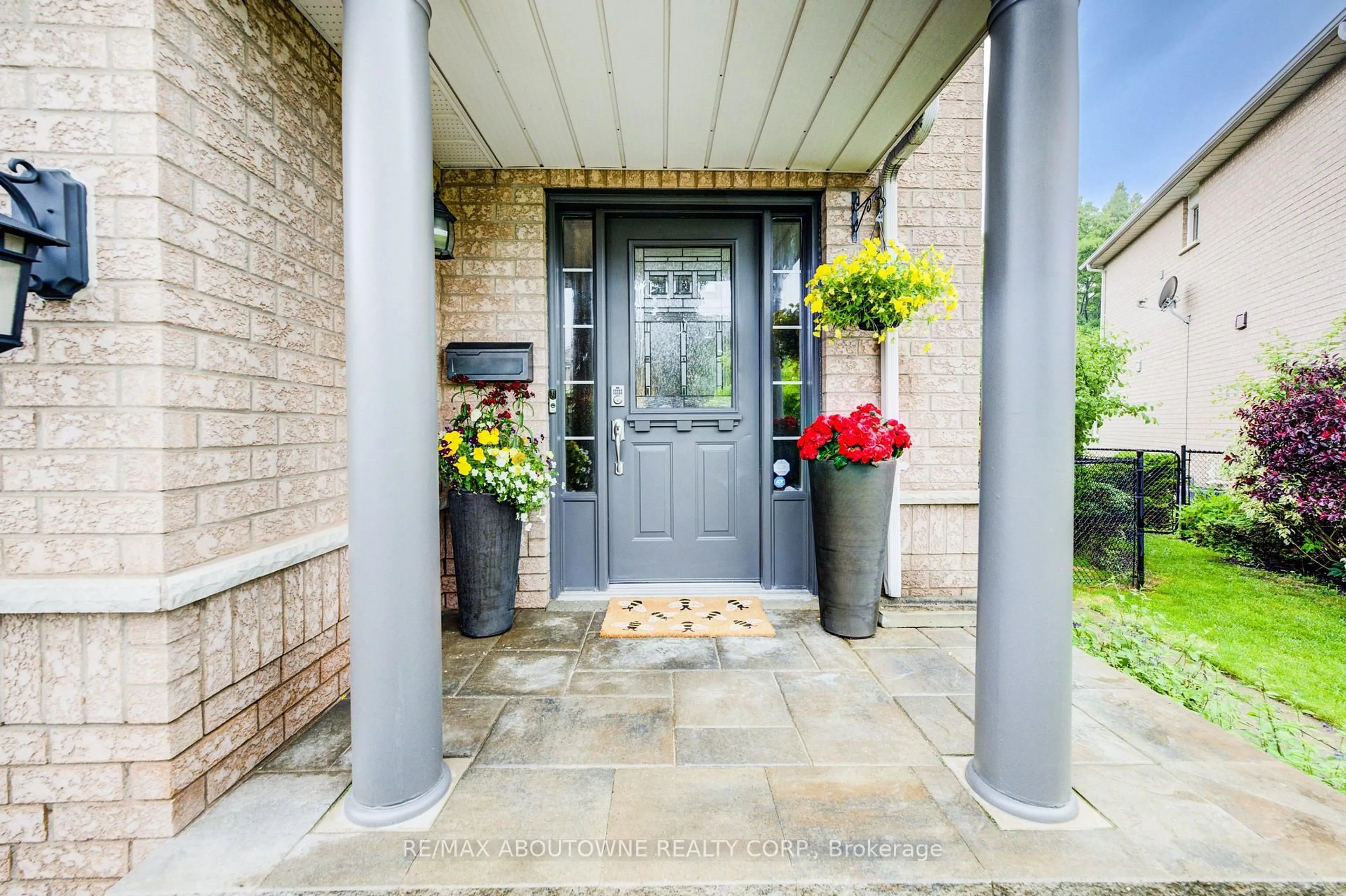 Indoor entryway for 399 RAVINEVIEW Way, Oakville Ontario L6H 6S7