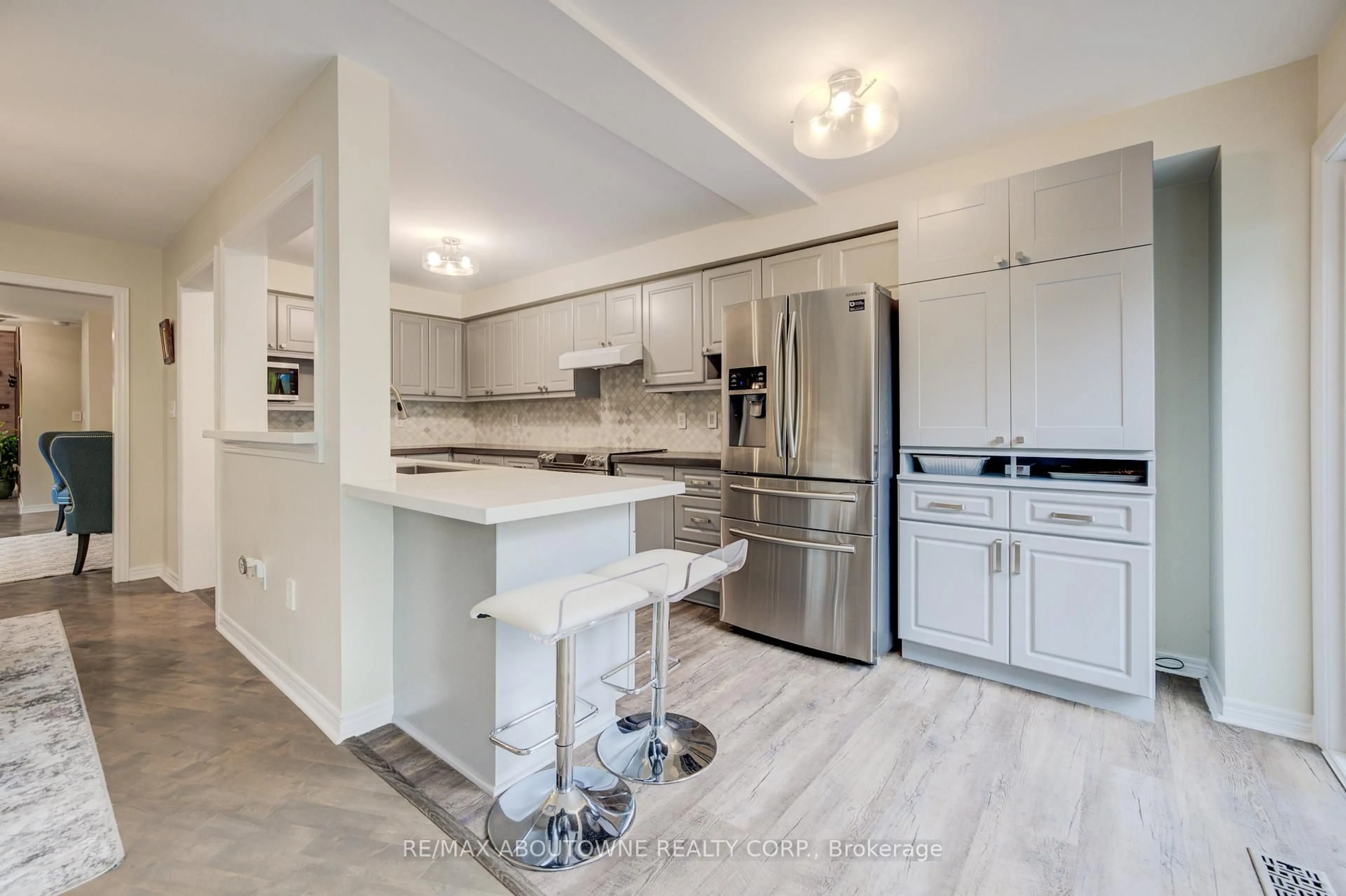 Open concept kitchen, ceramic/tile floor for 399 RAVINEVIEW Way, Oakville Ontario L6H 6S7