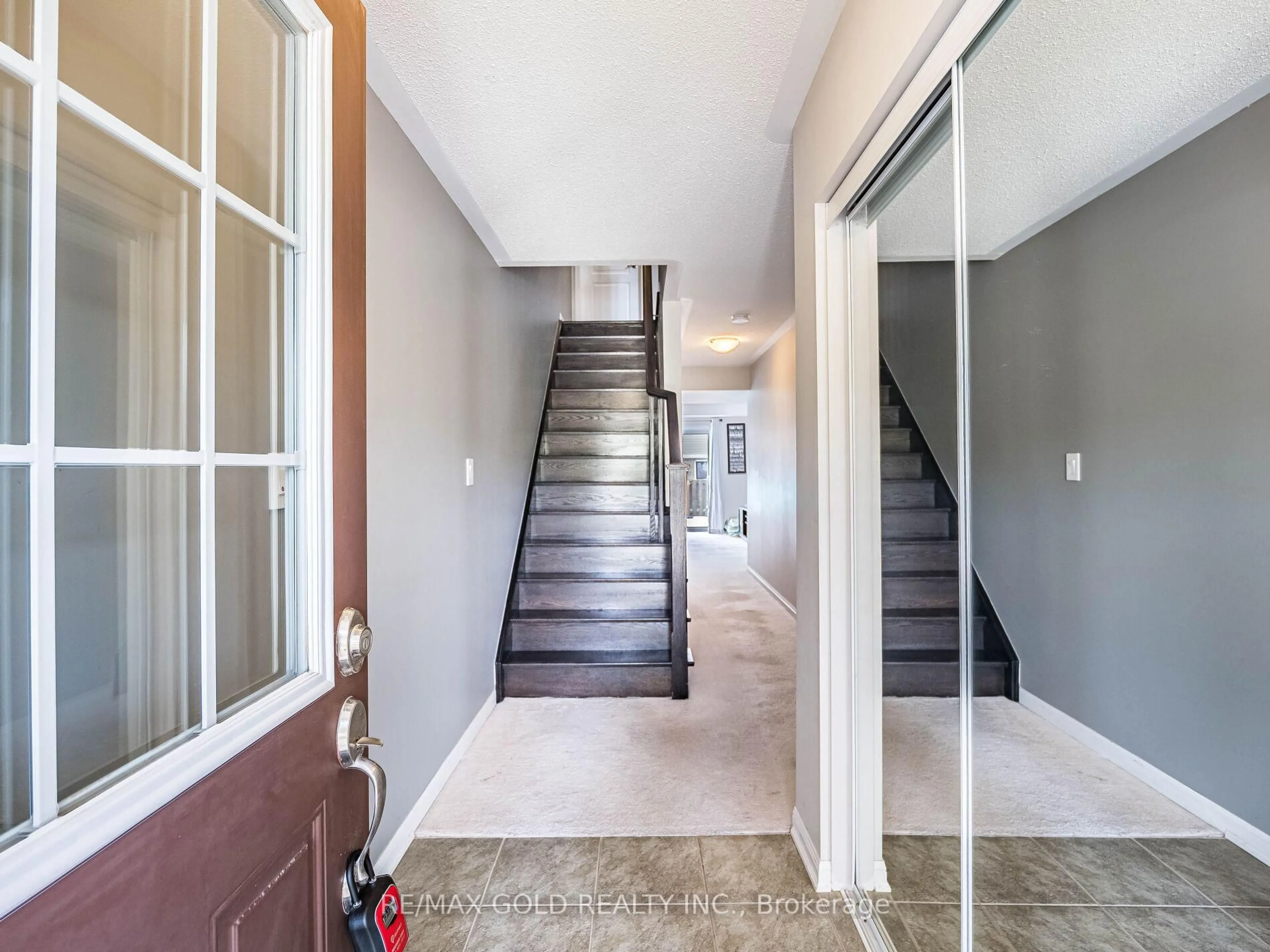 Indoor entryway for 15 Ashen Tree Lane, Brampton Ontario L7A 0T1