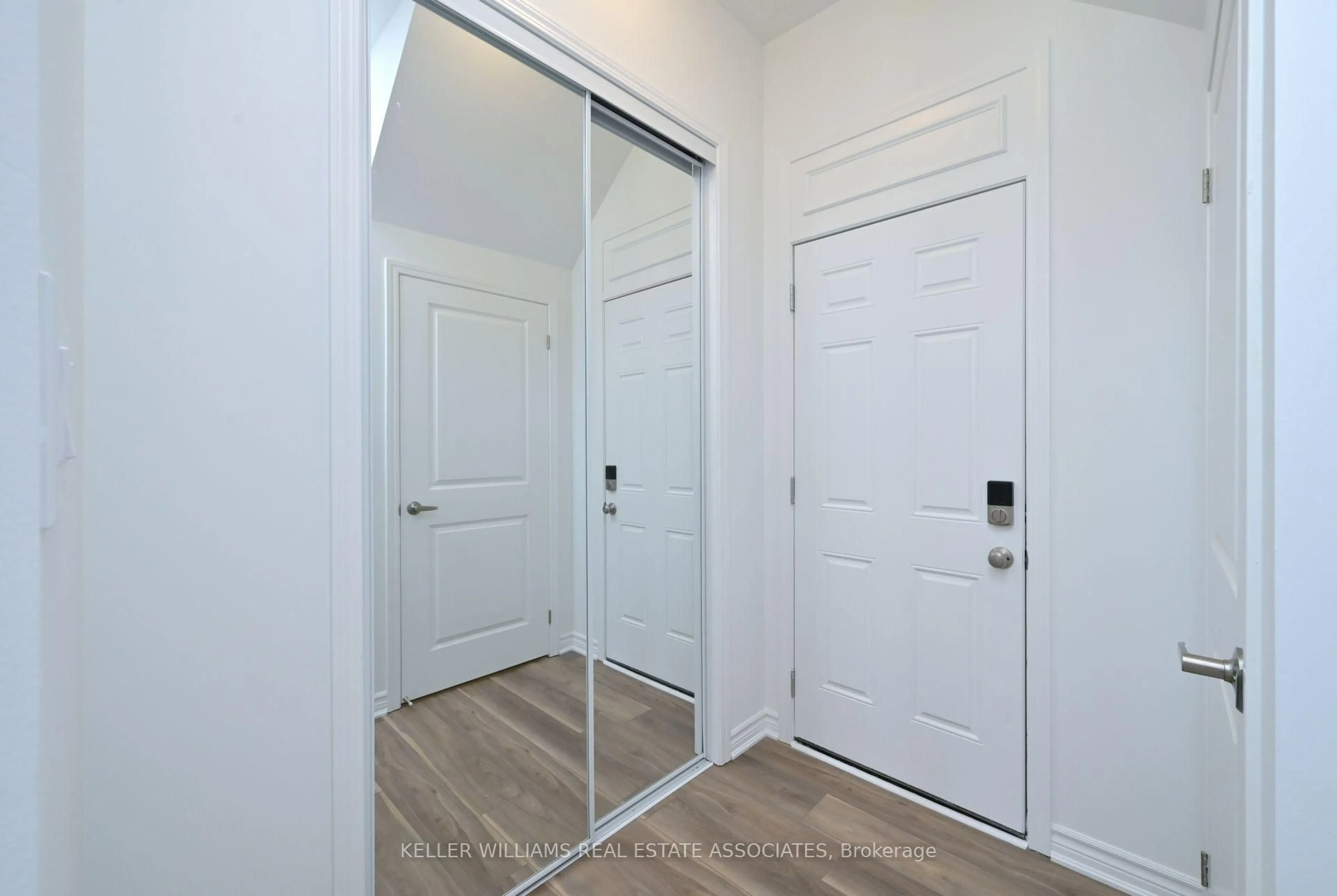 Indoor entryway for 43 Cullingtree Pl, Caledon Ontario L7C 4N7