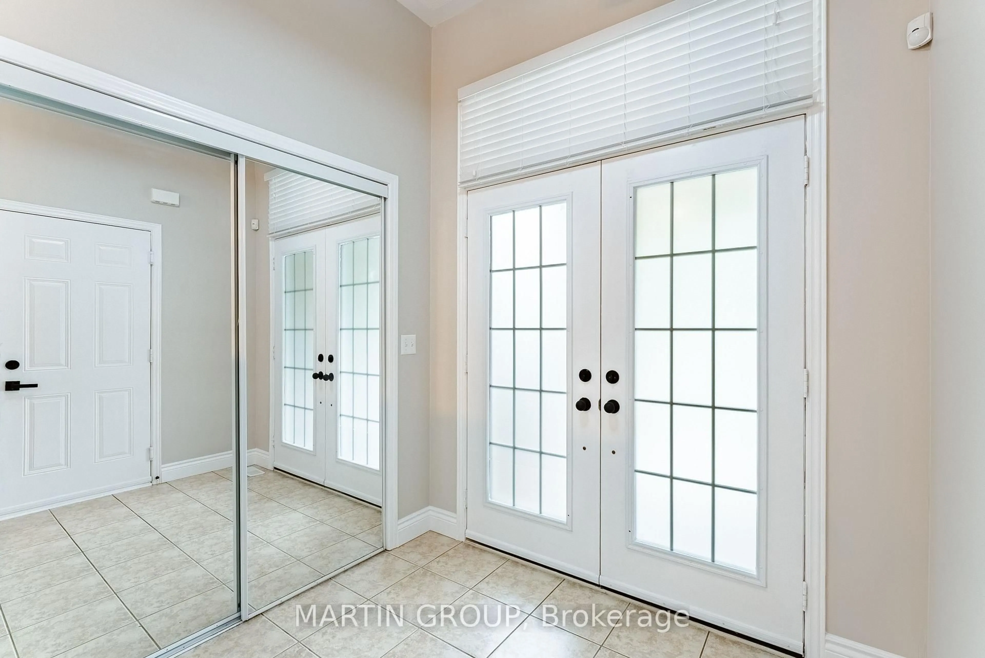 Indoor entryway for 4165 Cole Cres, Burlington Ontario L7M 0A4