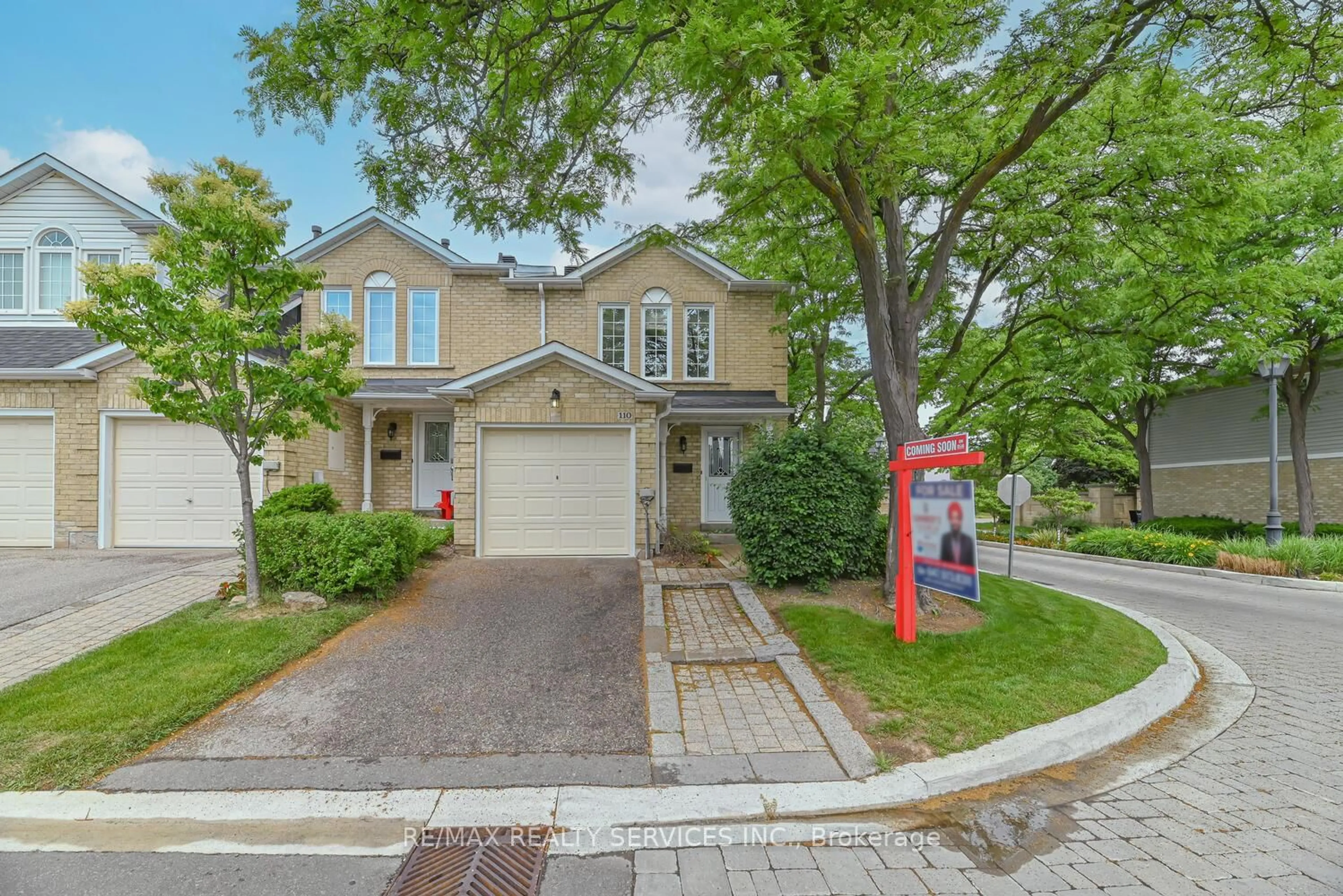 A pic from outside/outdoor area/front of a property/back of a property/a pic from drone, street for 110 Heathcliffe Sq #6, Brampton Ontario L6S 5R1