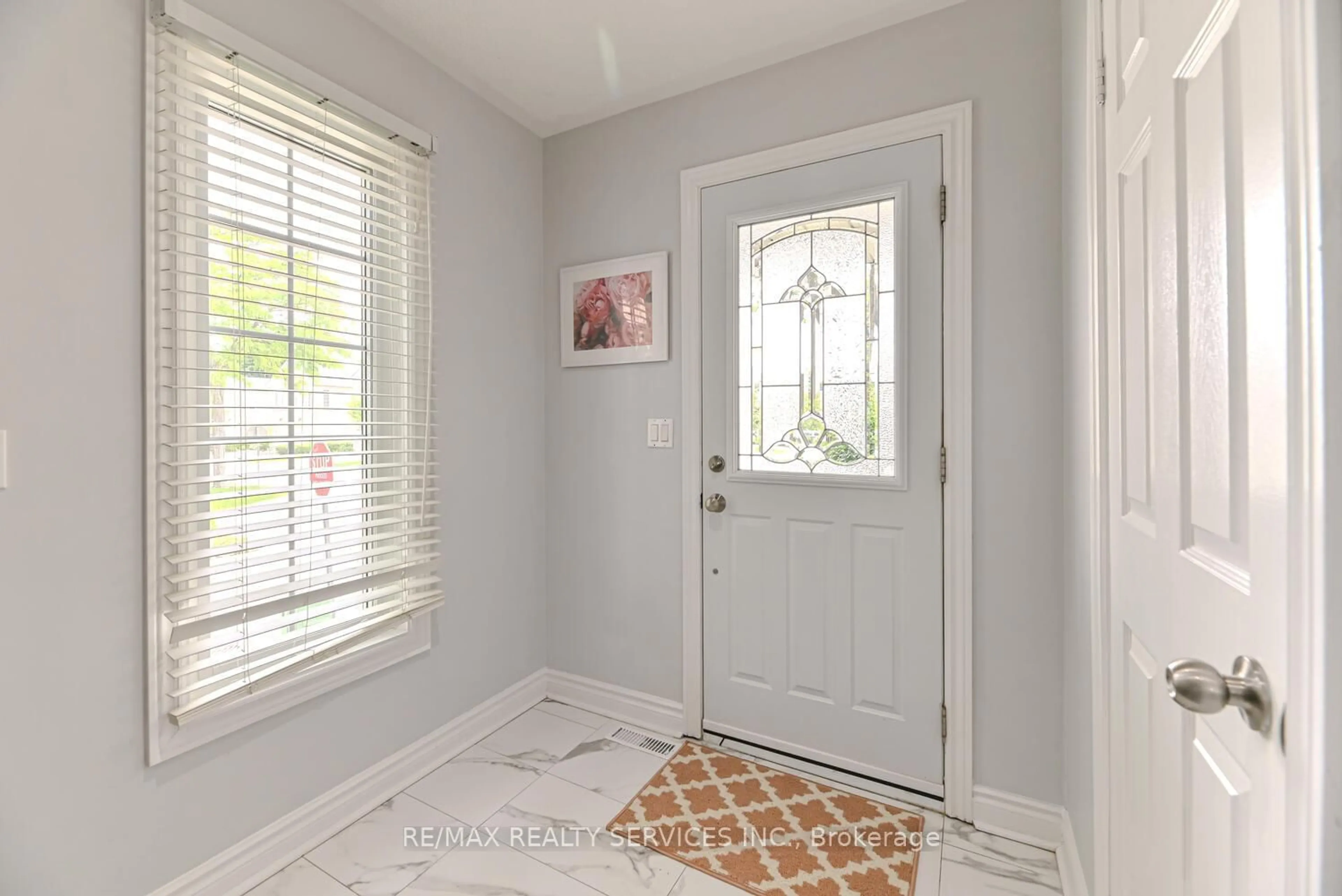 Indoor entryway for 110 Heathcliffe Sq #6, Brampton Ontario L6S 5R1