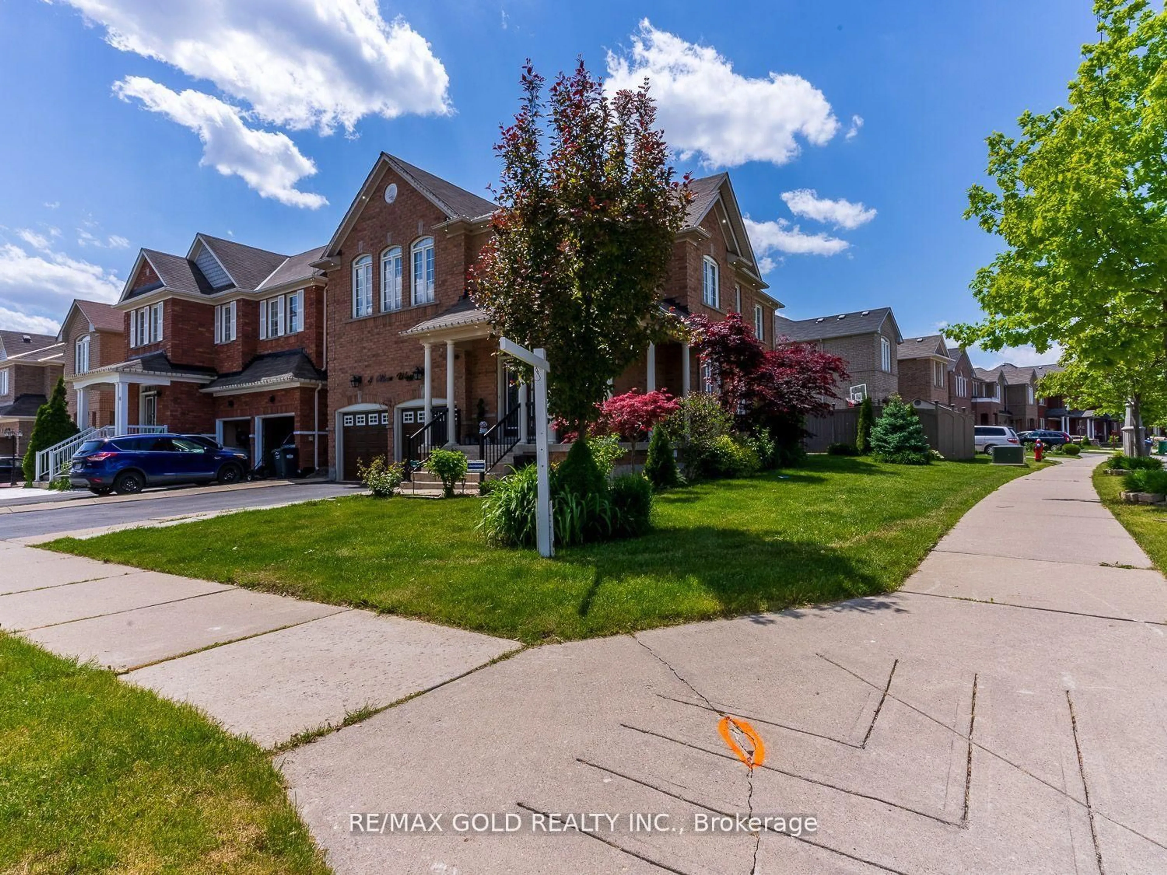 A pic from outside/outdoor area/front of a property/back of a property/a pic from drone, street for 8 Moss Way, Brampton Ontario L6R 0P6