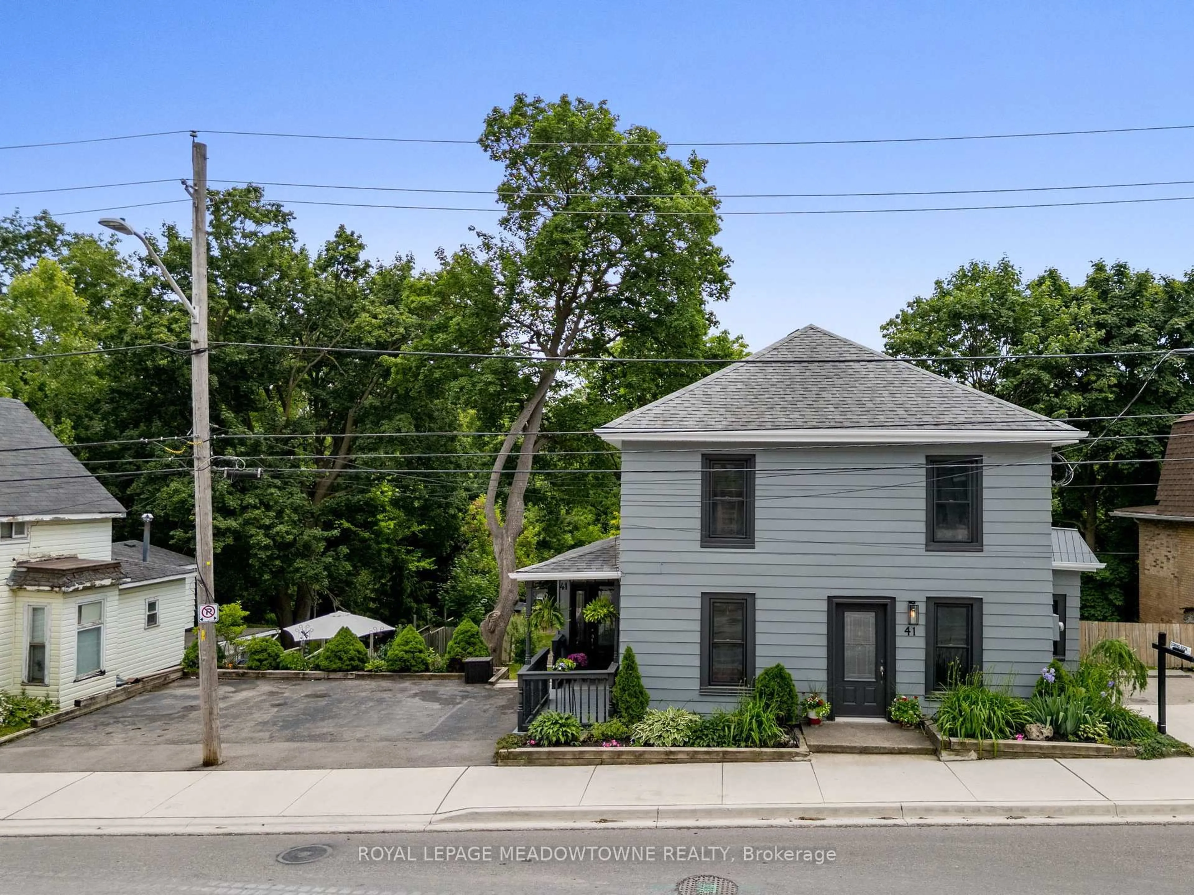 A pic from outside/outdoor area/front of a property/back of a property/a pic from drone, street for 41 Mill St, Halton Hills Ontario L7G 2H6