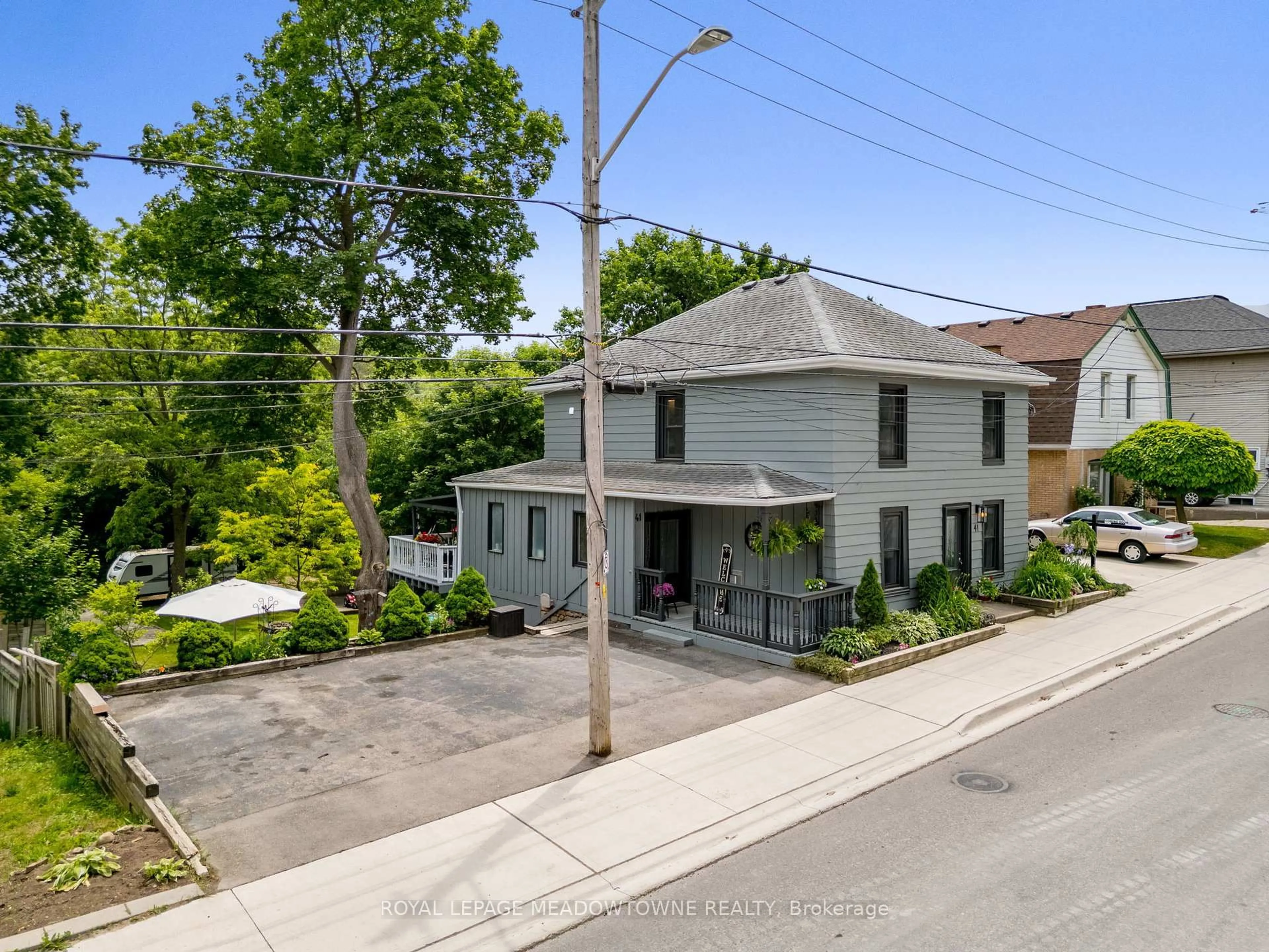 A pic from outside/outdoor area/front of a property/back of a property/a pic from drone, street for 41 Mill St, Halton Hills Ontario L7G 2H6