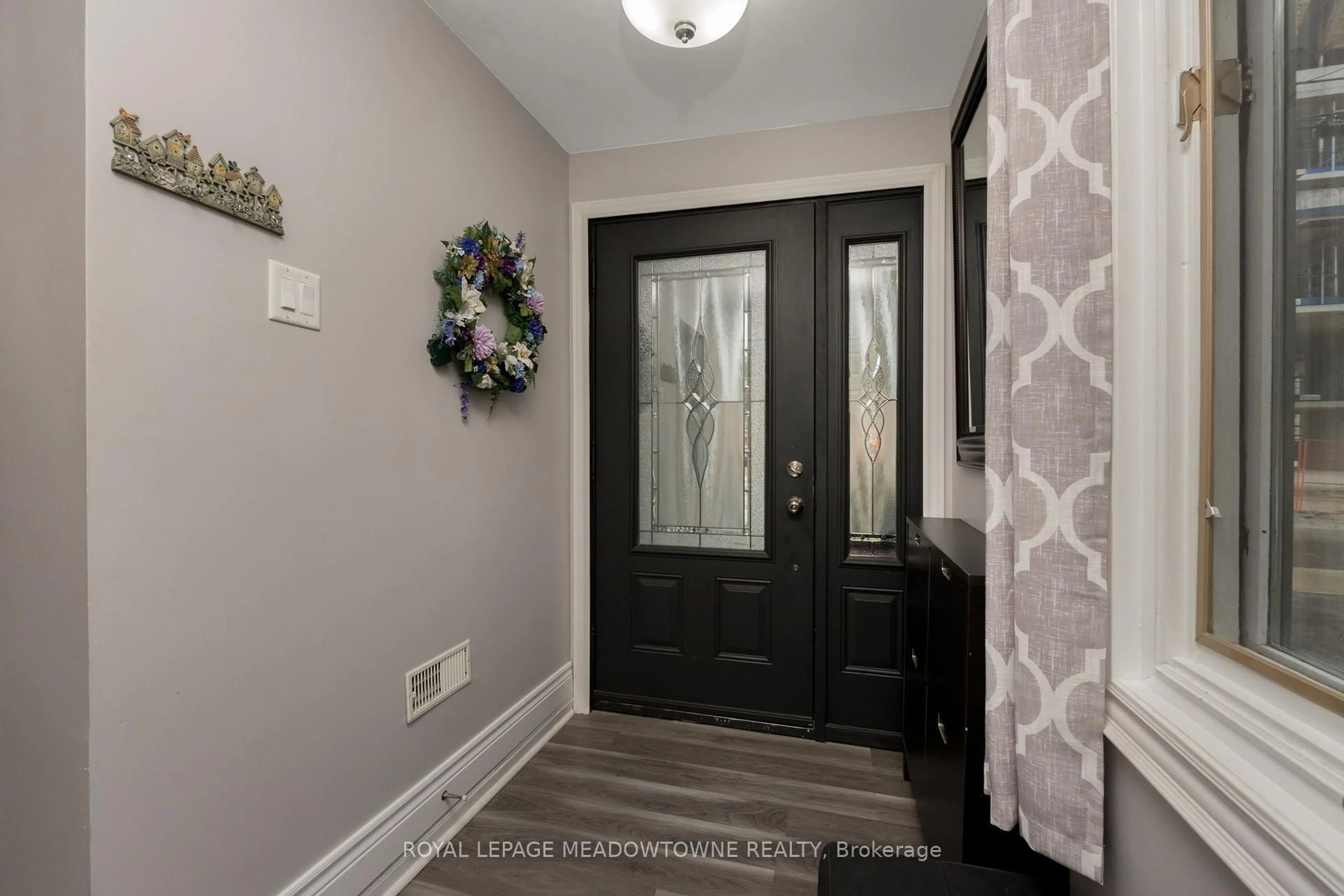 Indoor entryway for 41 Mill St, Halton Hills Ontario L7G 2H6