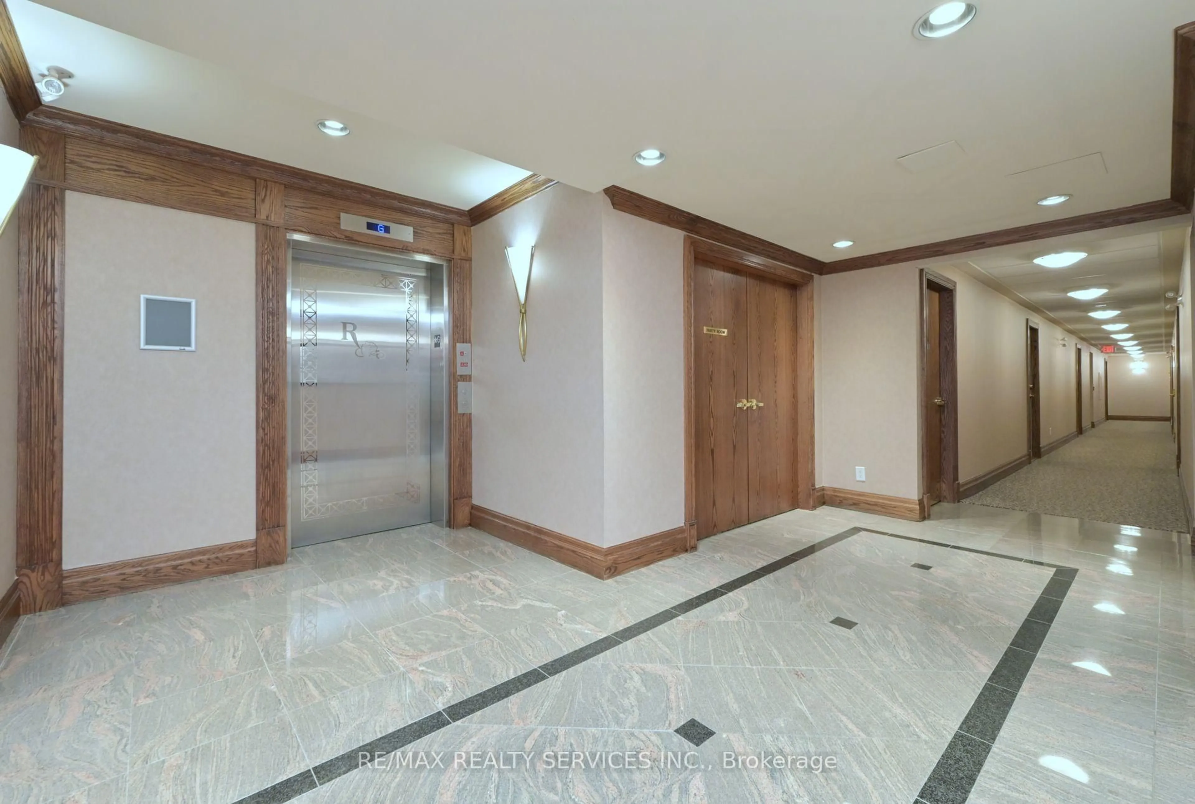 Indoor foyer for 65 Via Rosedale #305, Brampton Ontario L6R 3M8