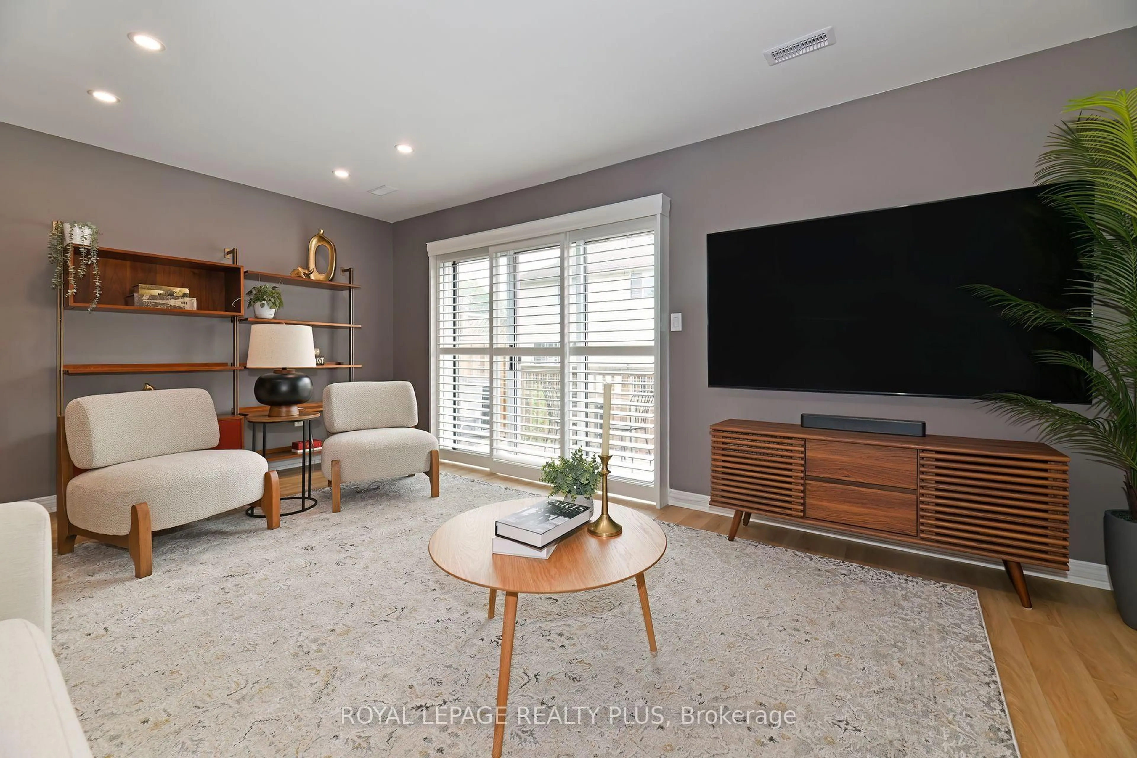 Living room with furniture, unknown for 4045 Upper Middle Rd #34, Burlington Ontario L7M 4S9
