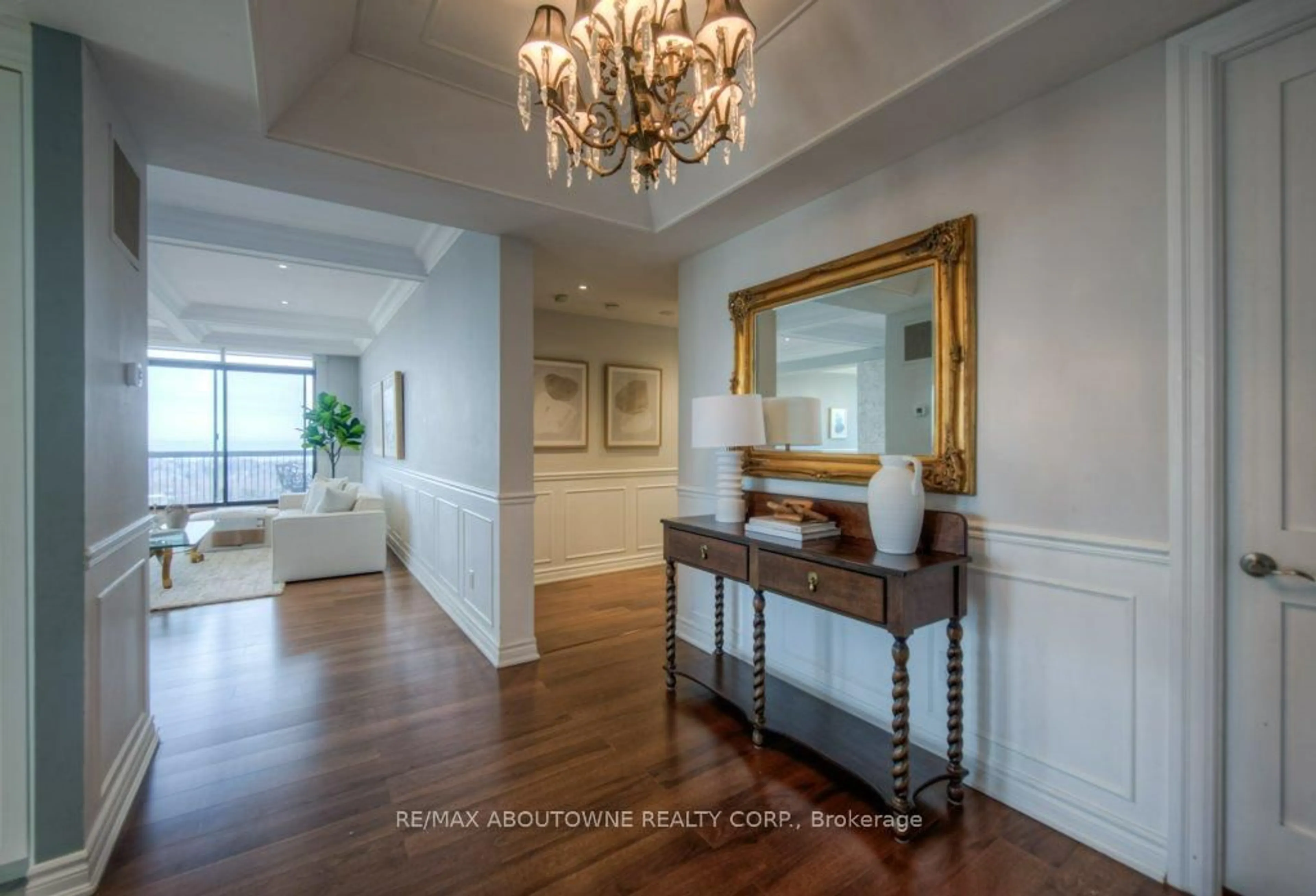 Indoor foyer for 2180 Marine Dr #PH2, Oakville Ontario L6L 5V2