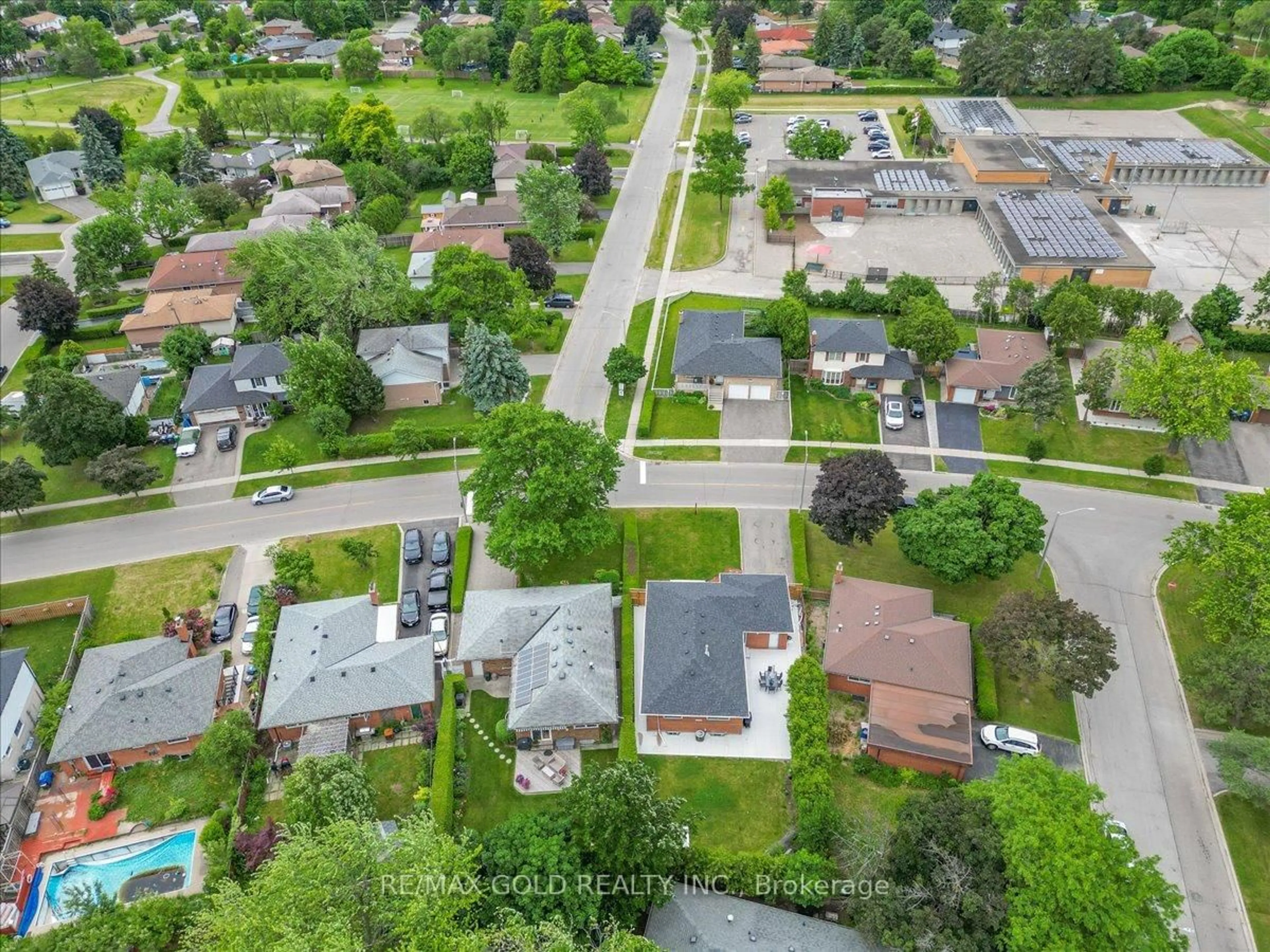 A pic from outside/outdoor area/front of a property/back of a property/a pic from drone, street for 53 Dorchester Dr, Brampton Ontario L6T 3E2