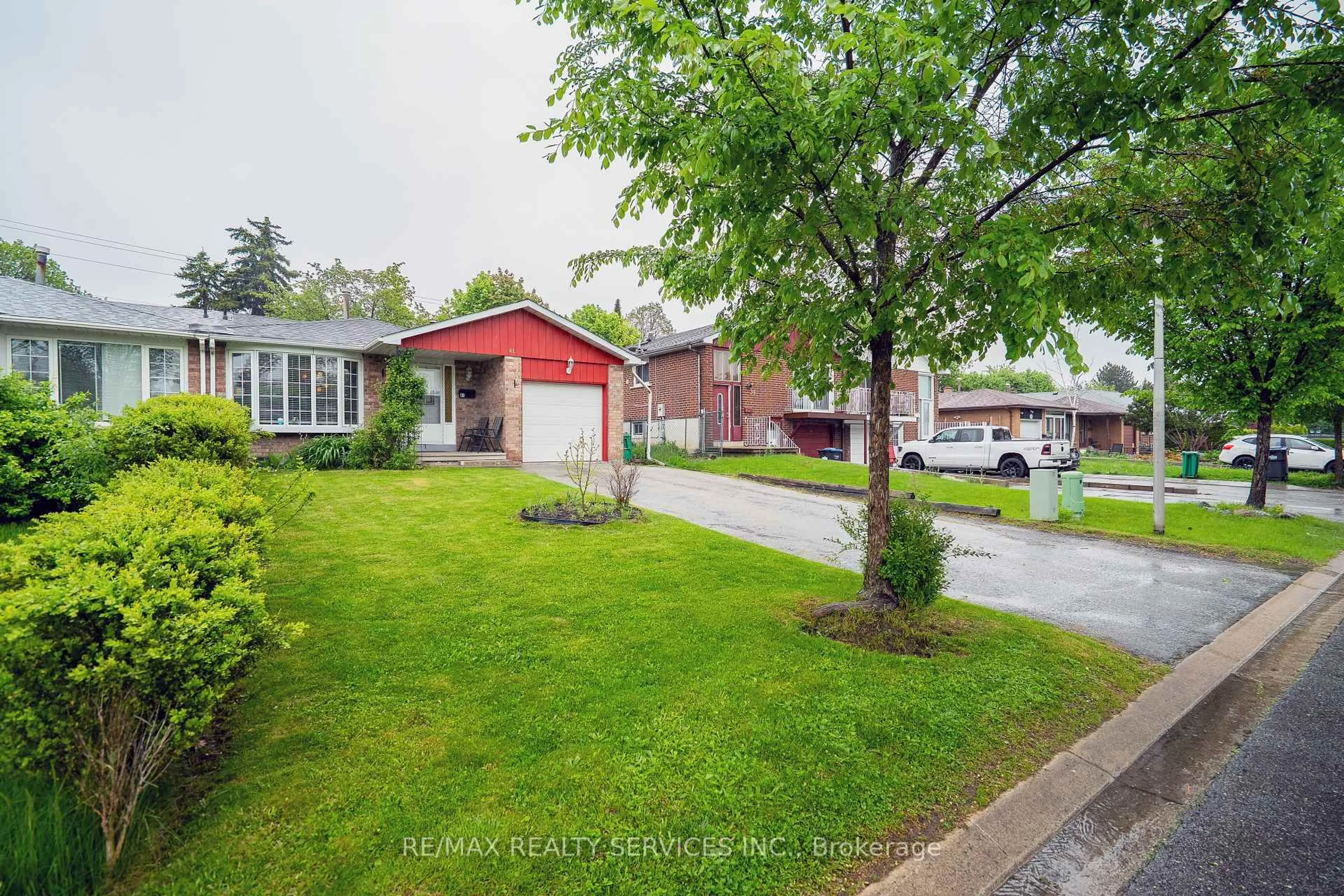A pic from outside/outdoor area/front of a property/back of a property/a pic from drone, street for 41 Mallard Cres, Brampton Ontario L6S 2T7