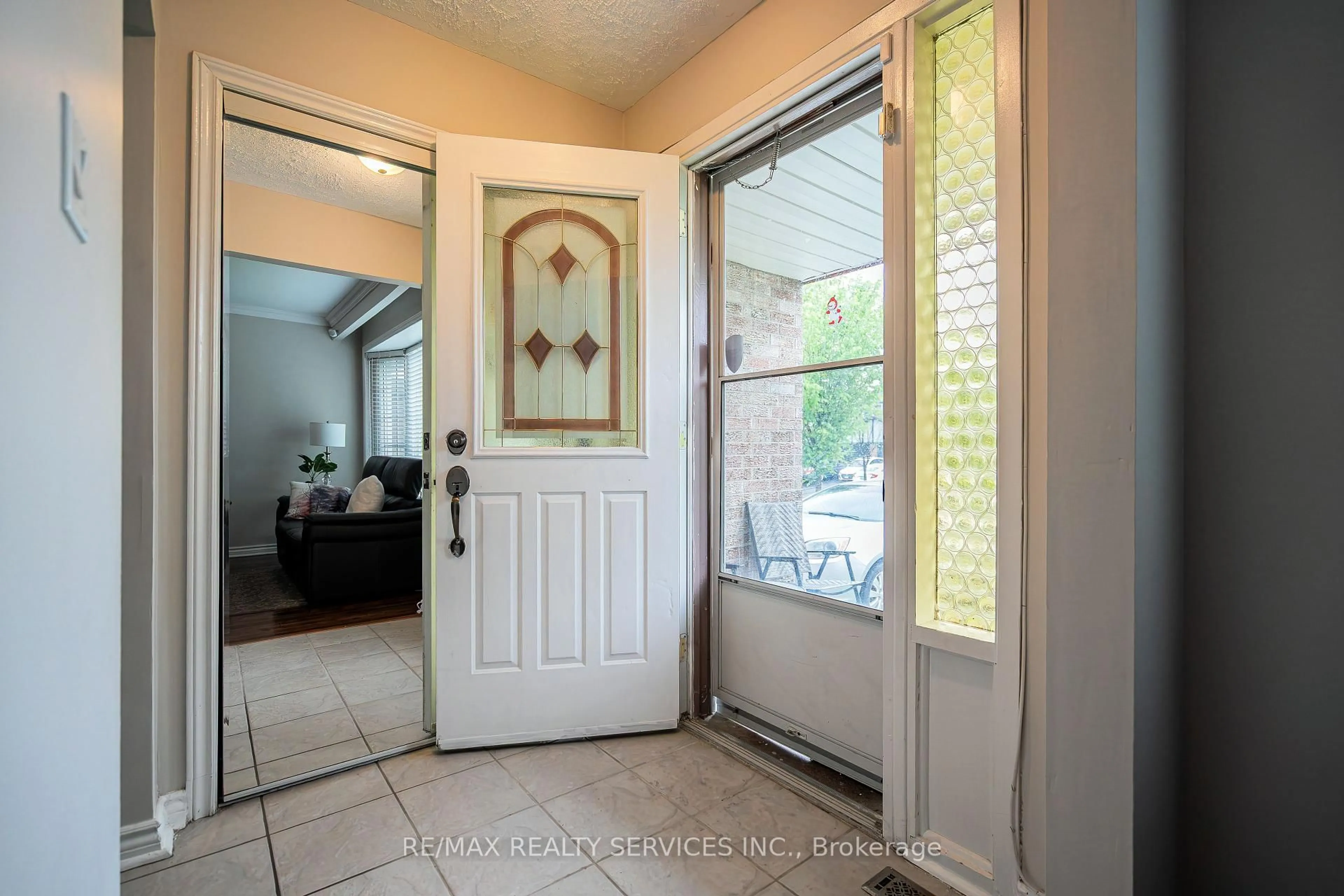 Indoor entryway for 41 Mallard Cres, Brampton Ontario L6S 2T7