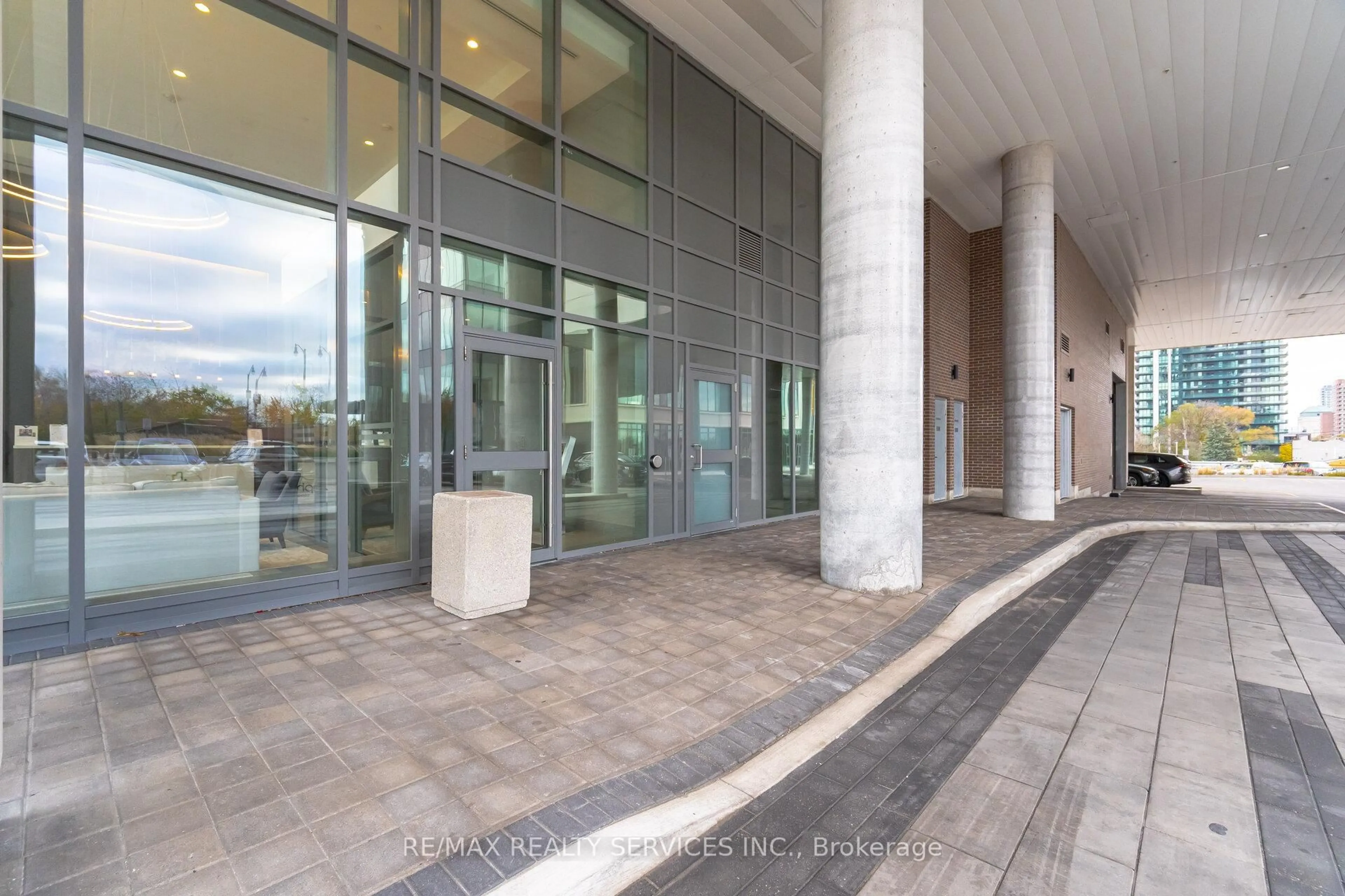 Indoor foyer for 15 Lynch St #1202, Brampton Ontario L6W 0C7