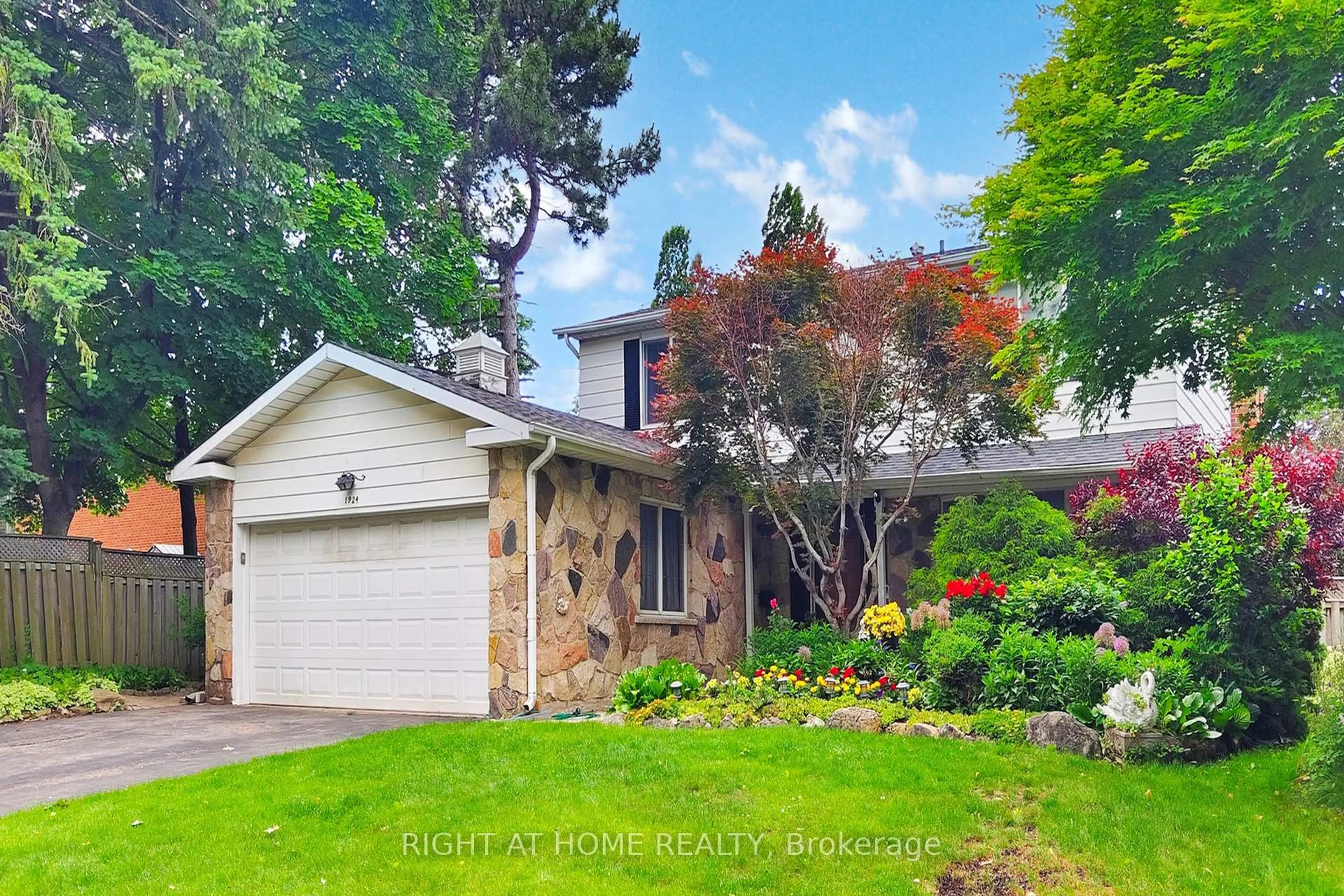 Unknown for 1924 Steepbank Cres, Mississauga Ontario L4X 1T8