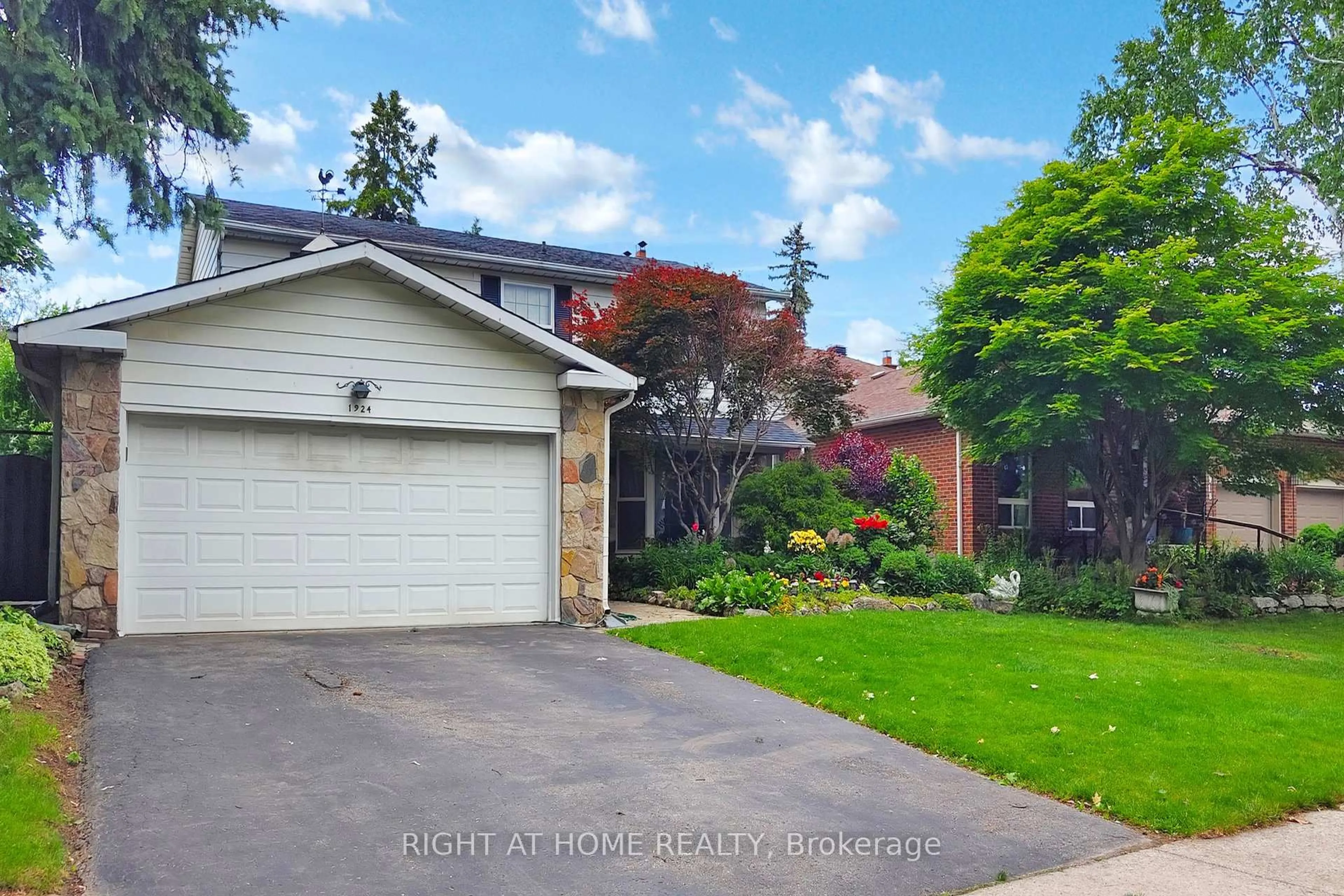 A pic from outside/outdoor area/front of a property/back of a property/a pic from drone, street for 1924 Steepbank Cres, Mississauga Ontario L4X 1T8