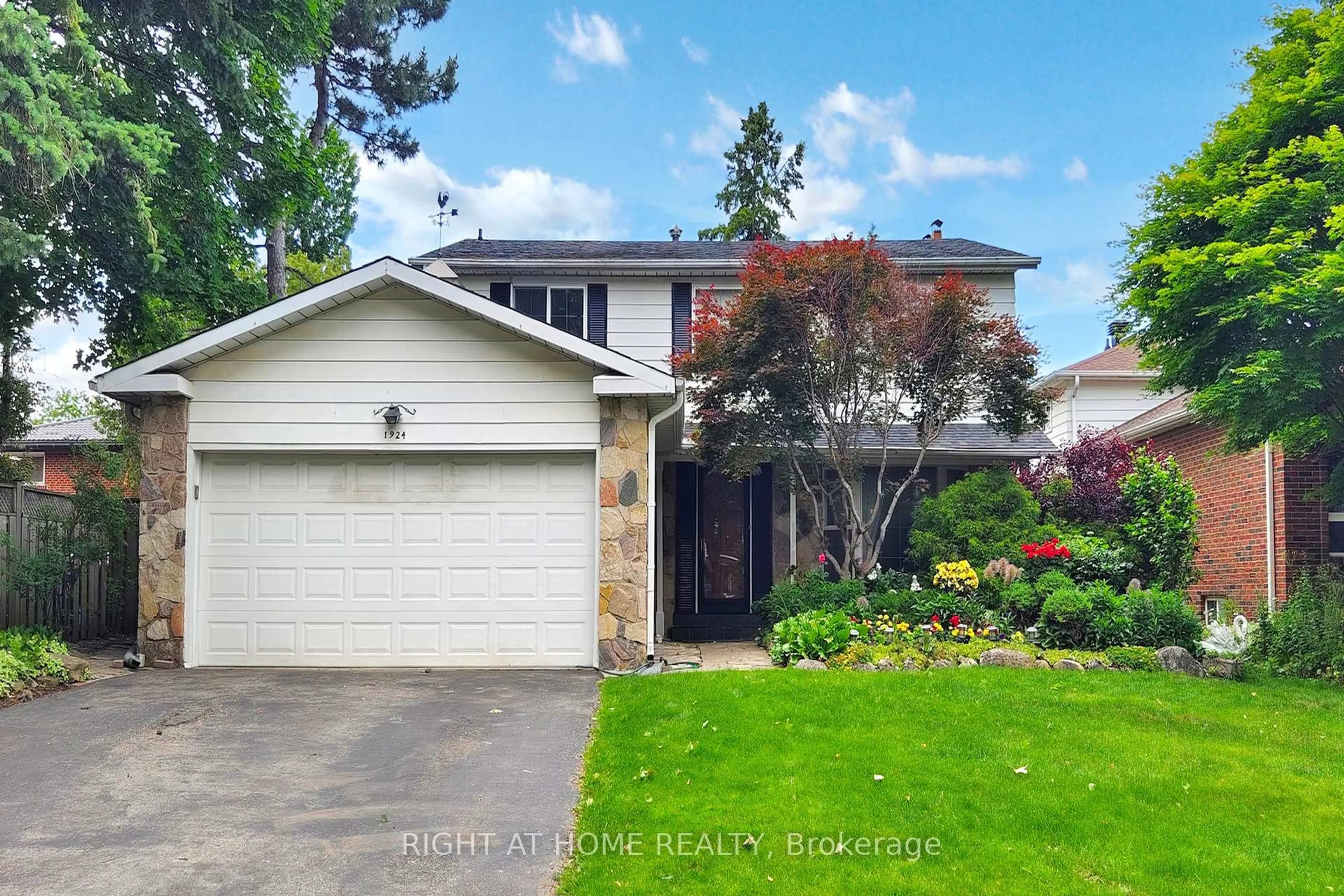 Unknown for 1924 Steepbank Cres, Mississauga Ontario L4X 1T8